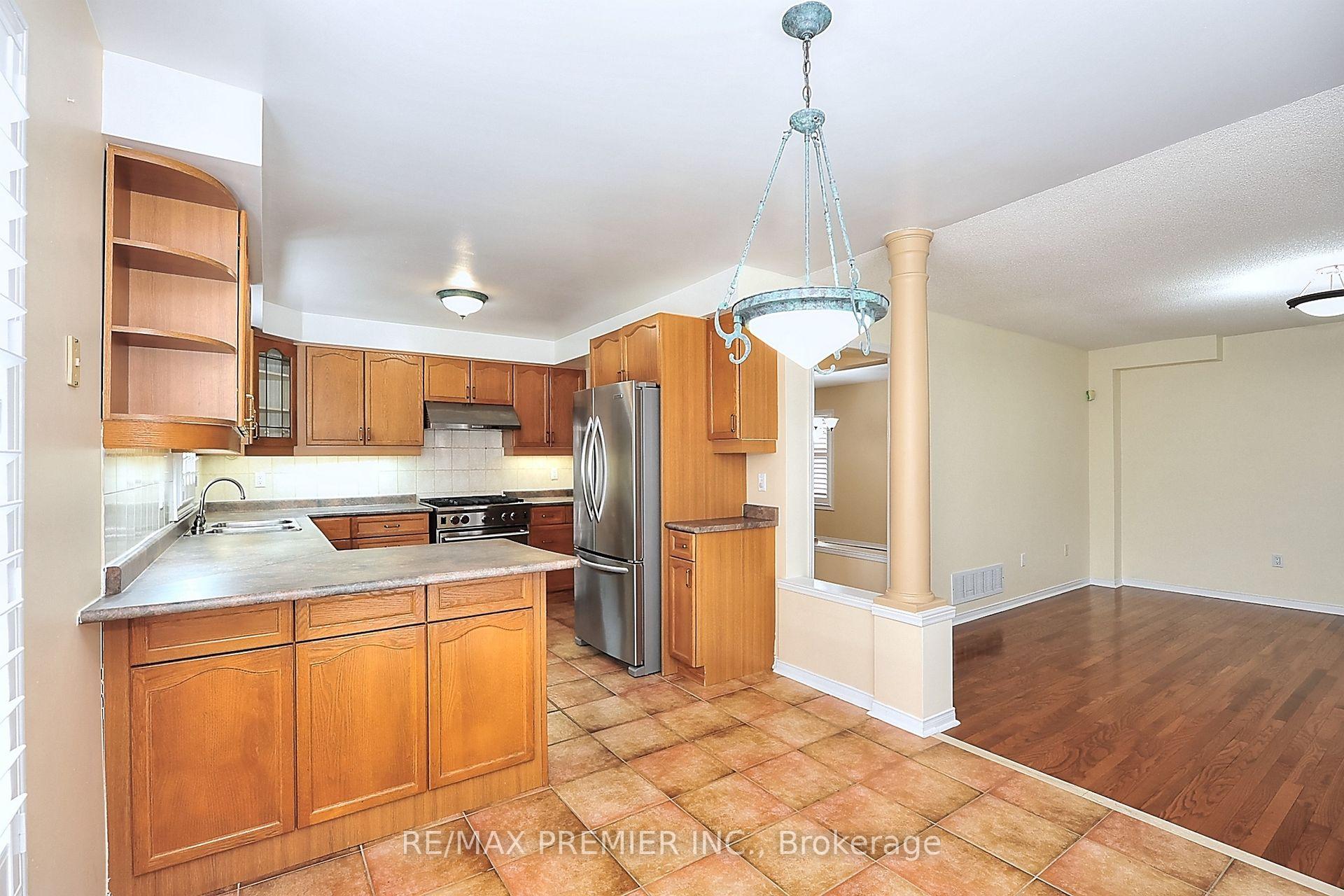 Photo 7 of 85 Kirkbride Crescent, Vaughan, Maple — HOMEH