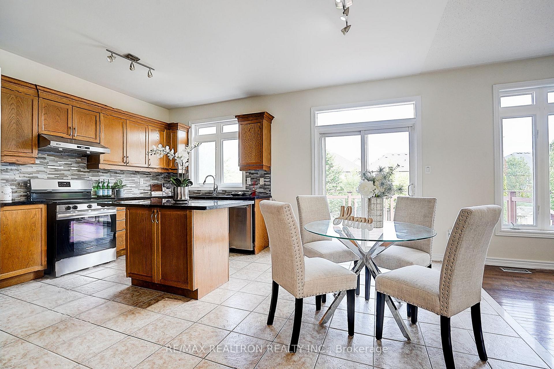 Photo 15 of 346 Autumn Hill Boulevard, Vaughan, Patterson — HOMEH