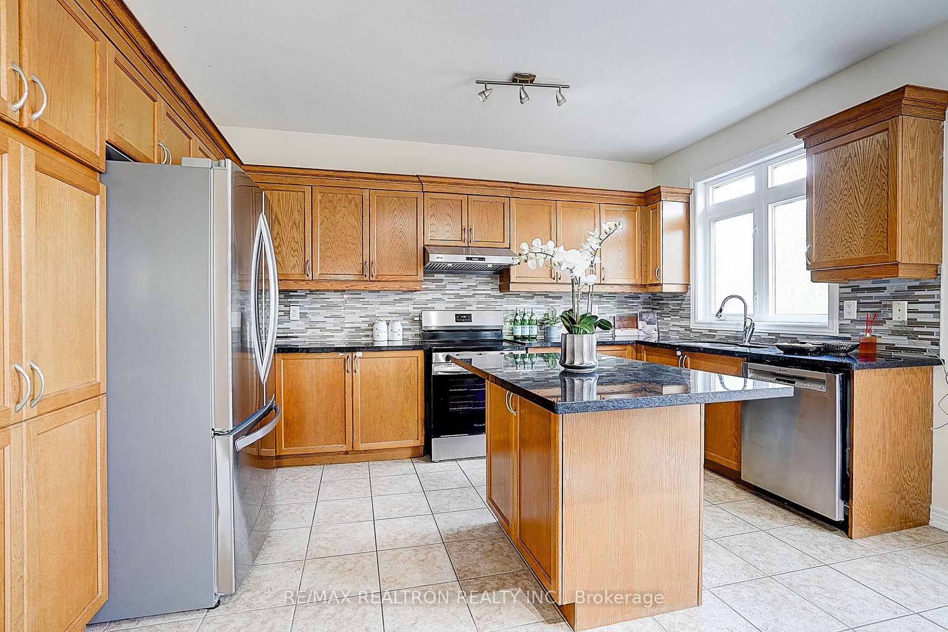 Photo 19 of 346 Autumn Hill Boulevard, Vaughan, Patterson — HOMEH