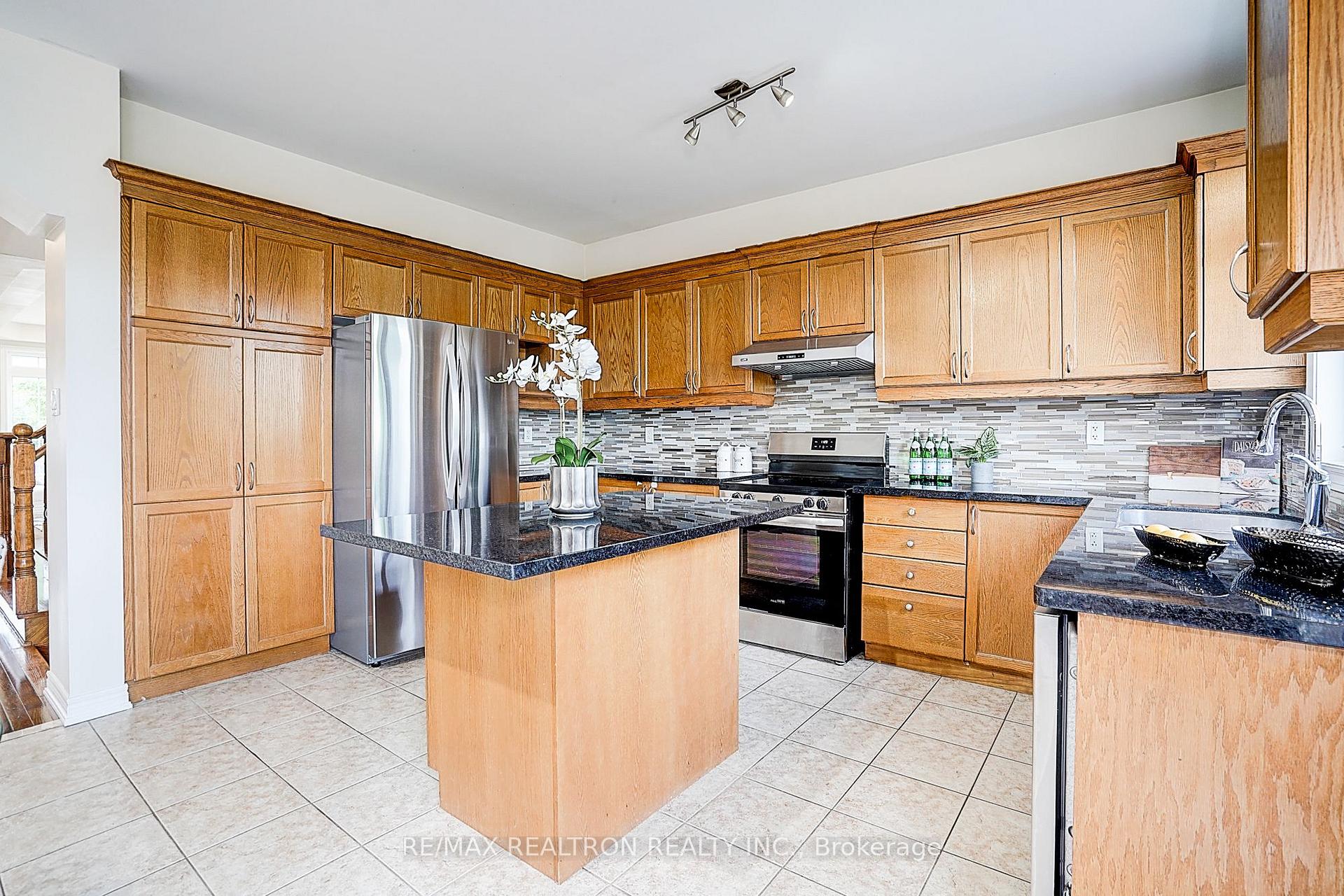 Photo 20 of 346 Autumn Hill Boulevard, Vaughan, Patterson — HOMEH