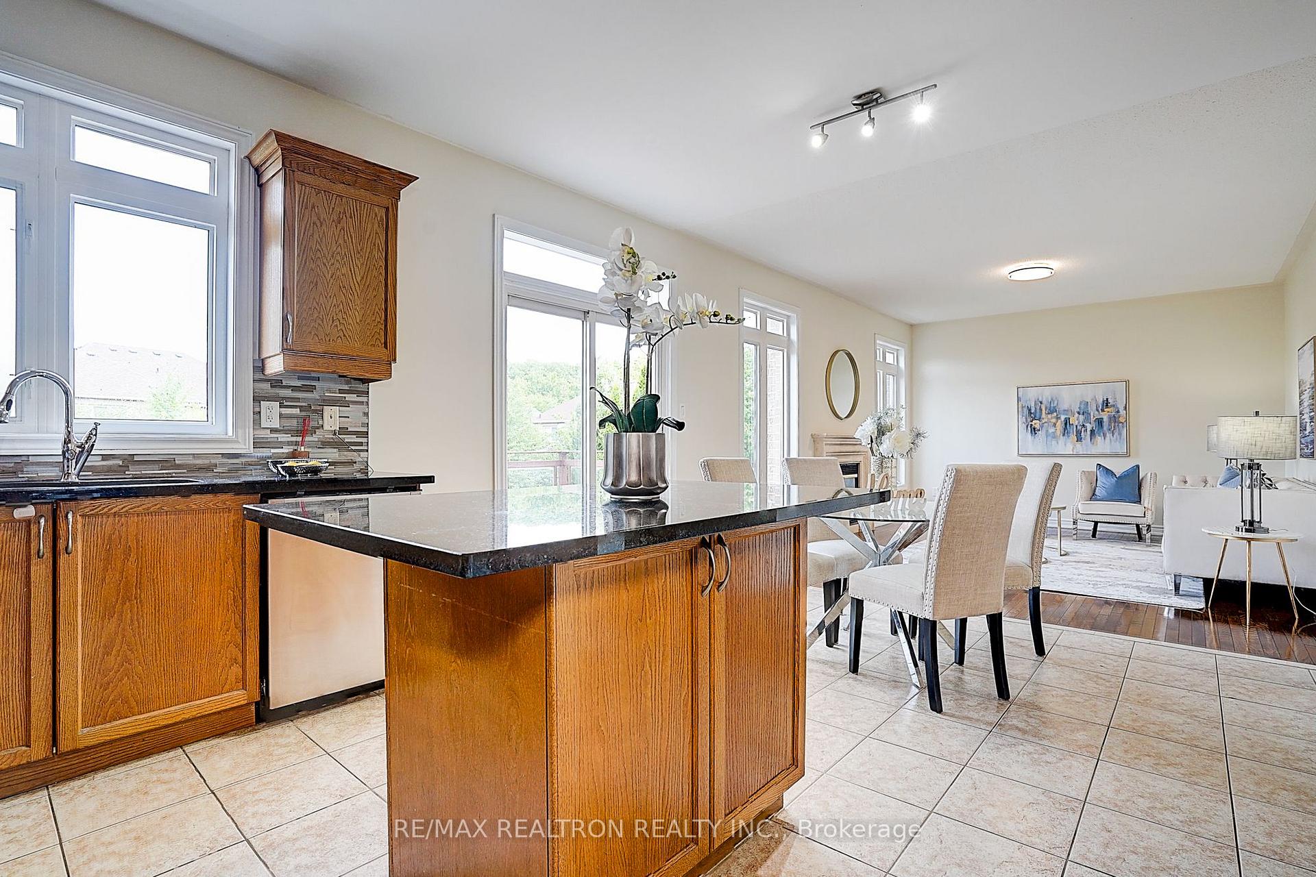 Photo 21 of 346 Autumn Hill Boulevard, Vaughan, Patterson — HOMEH