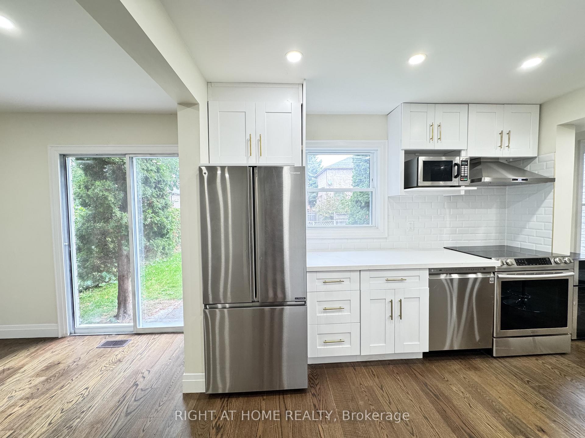 Photo 3 of 247 Hickling Trail, Barrie, Grove East — HOMEH