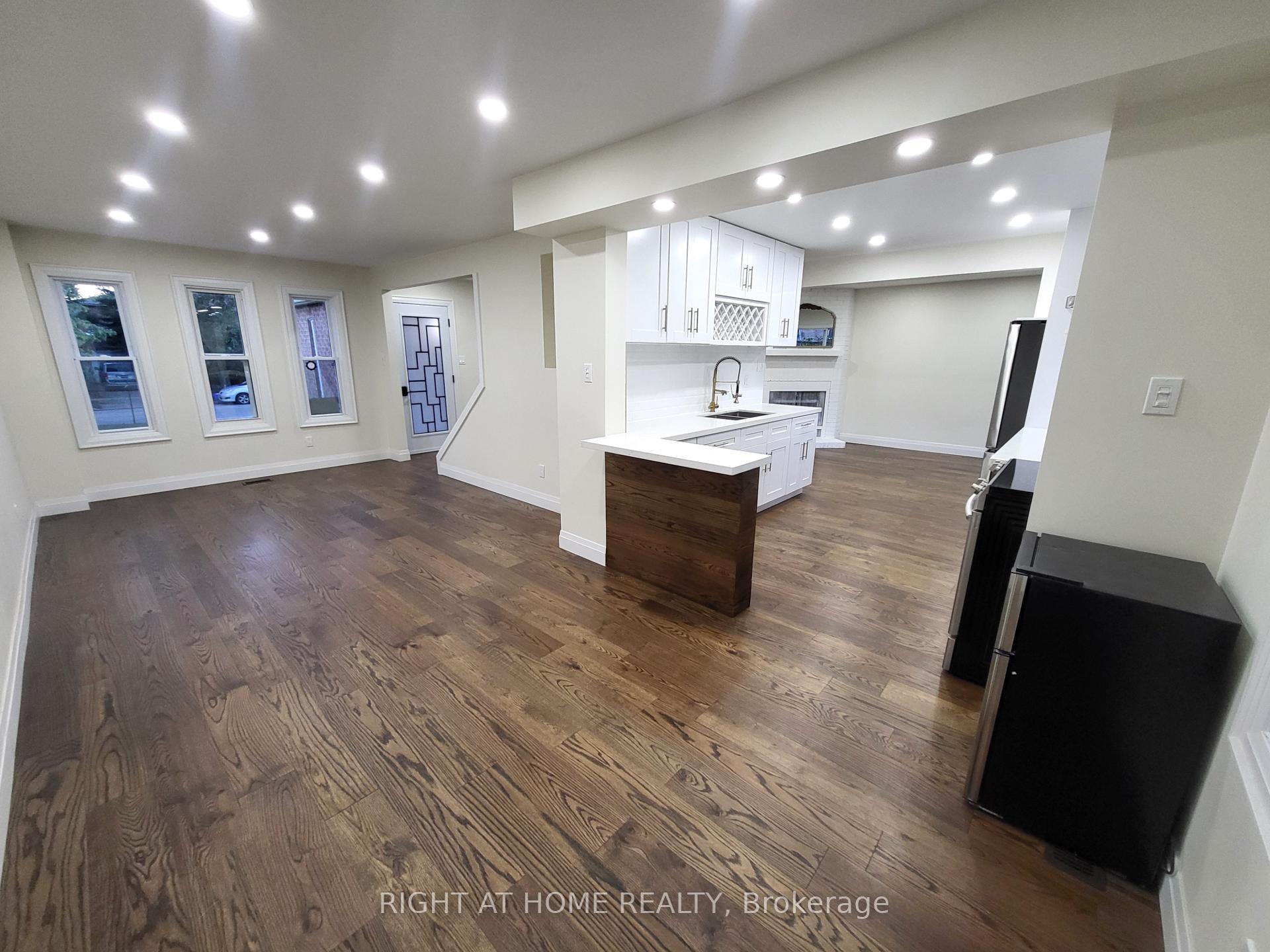 Photo 4 of 247 Hickling Trail, Barrie, Grove East — HOMEH
