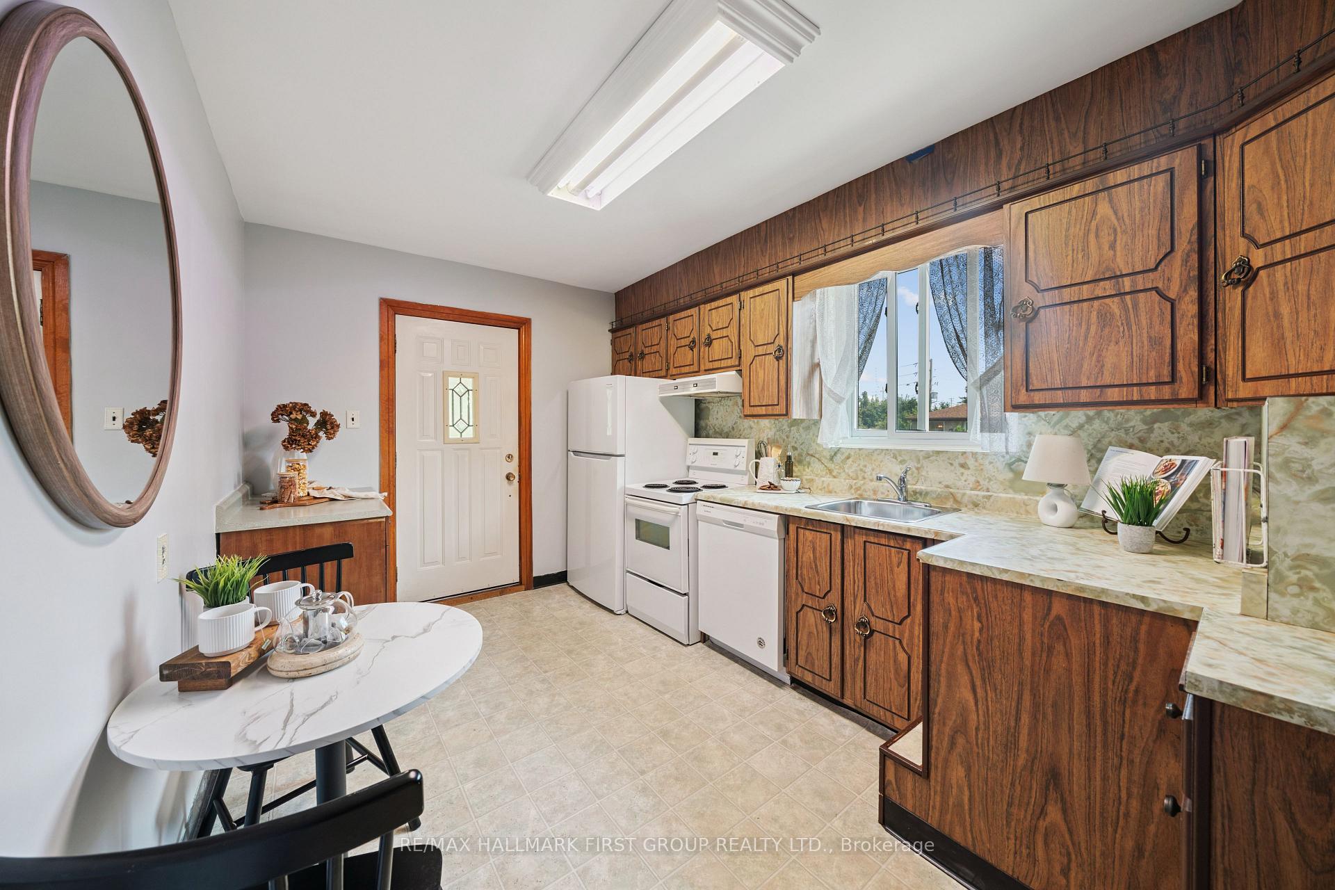 Photo 2 of 2 Thorncroft Crescent, Ajax, South East — HOMEH