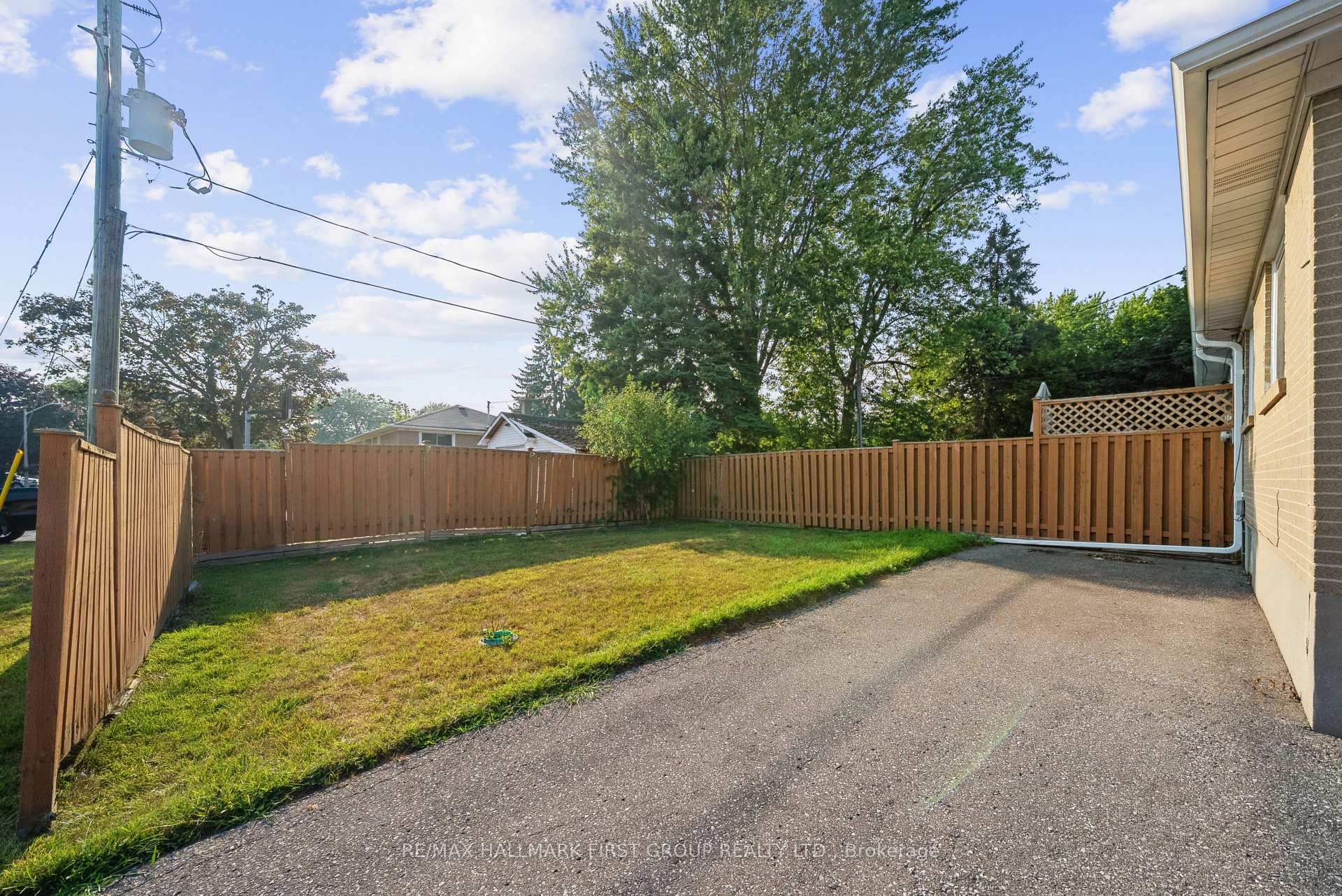 Photo 13 of 2 Thorncroft Crescent, Ajax, South East — HOMEH