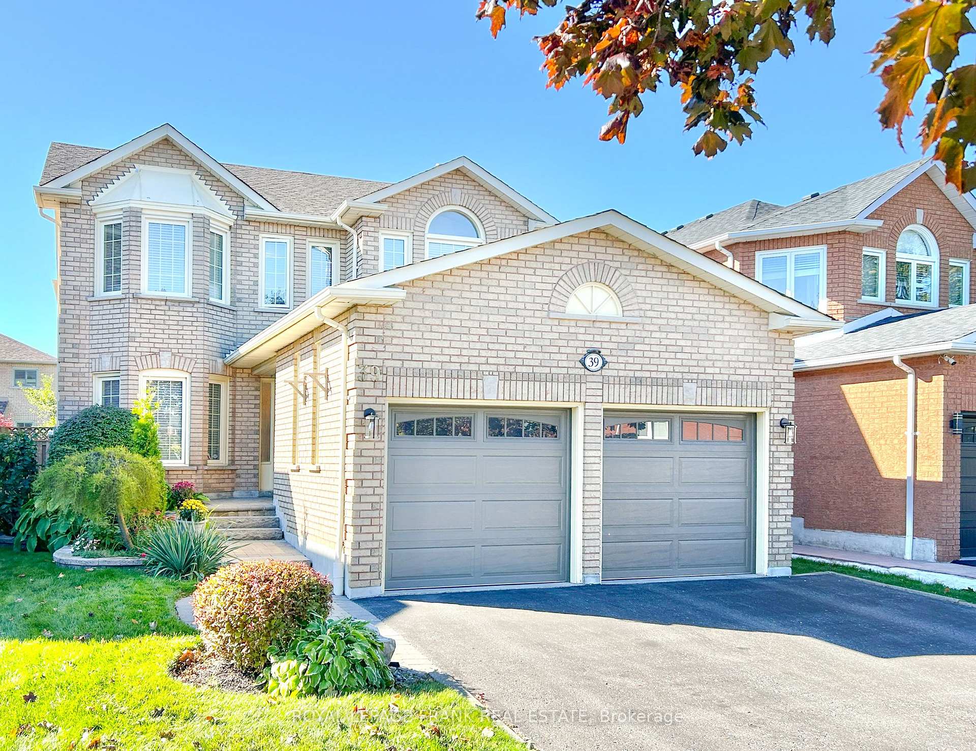 Photo 2 of 39 Winterberry Drive, Whitby, Rolling Acres — HOMEH