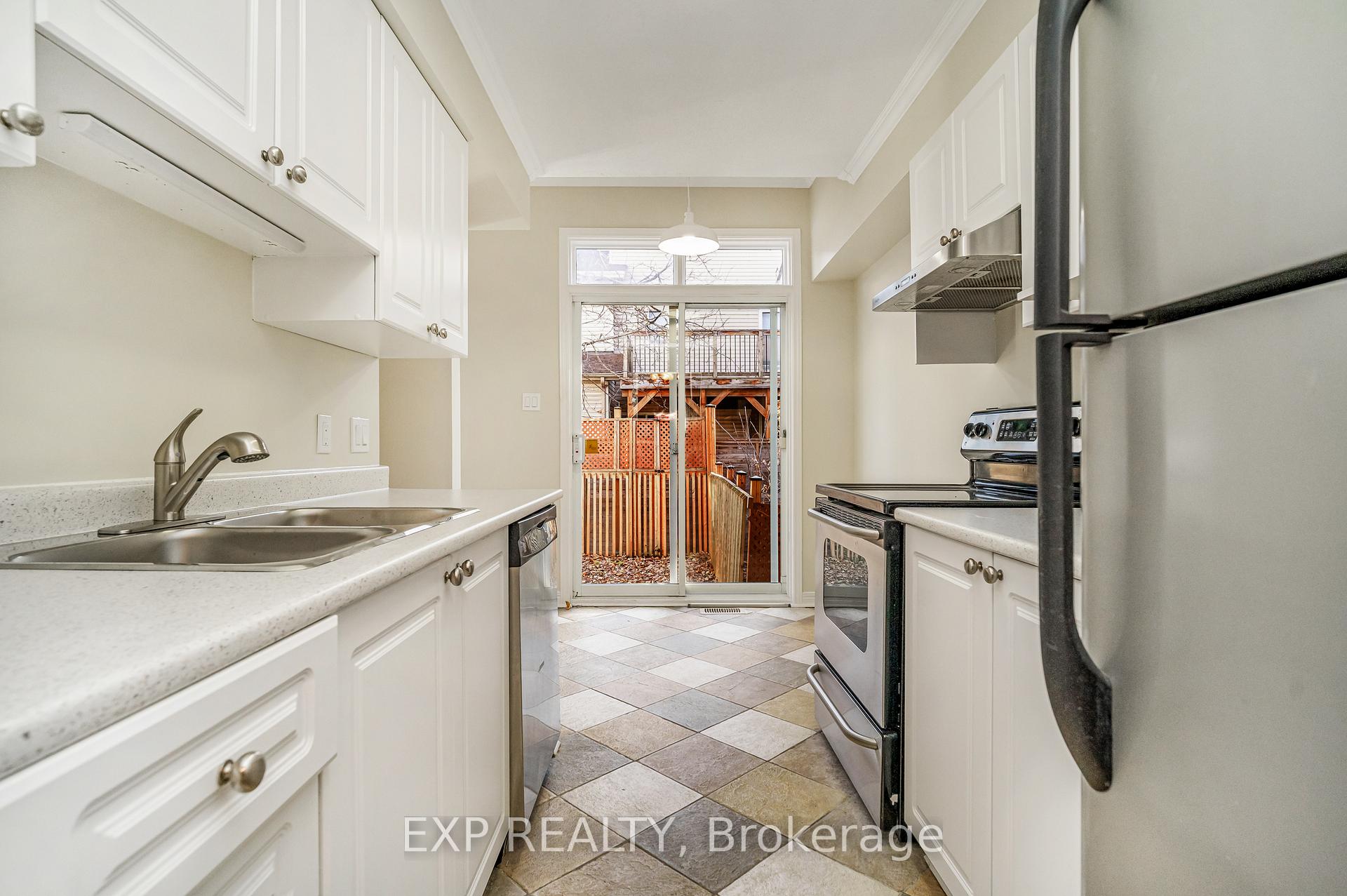 Photo 9 of 114 Corsica Private, Ottawa, Riverview Park — HOMEH