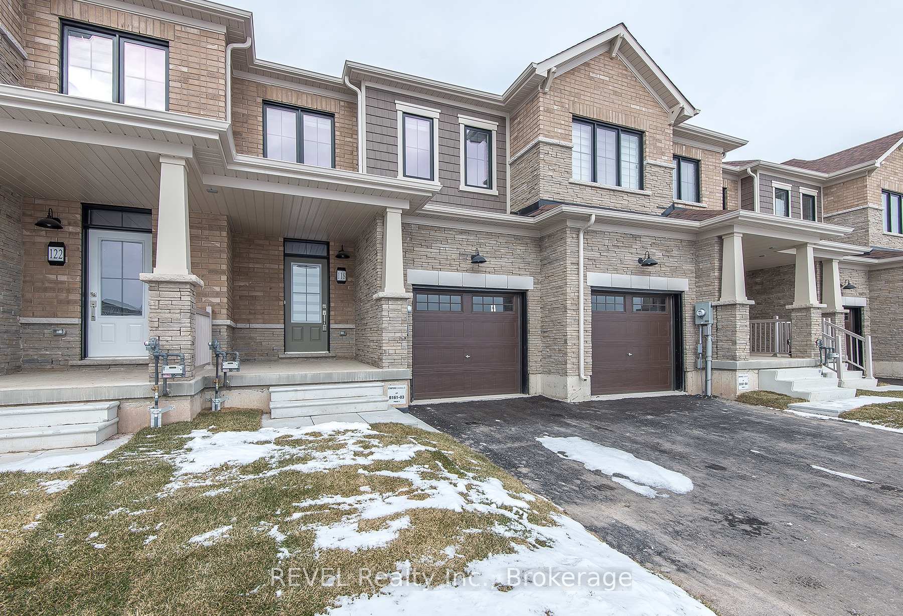 Front of 118 Varsity Drive W