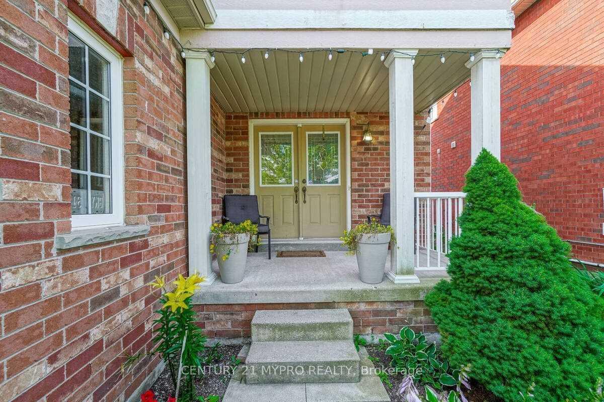Photo 4 of 54 Gabrielle Crescent, Whitby, Rolling Acres — HOMEH