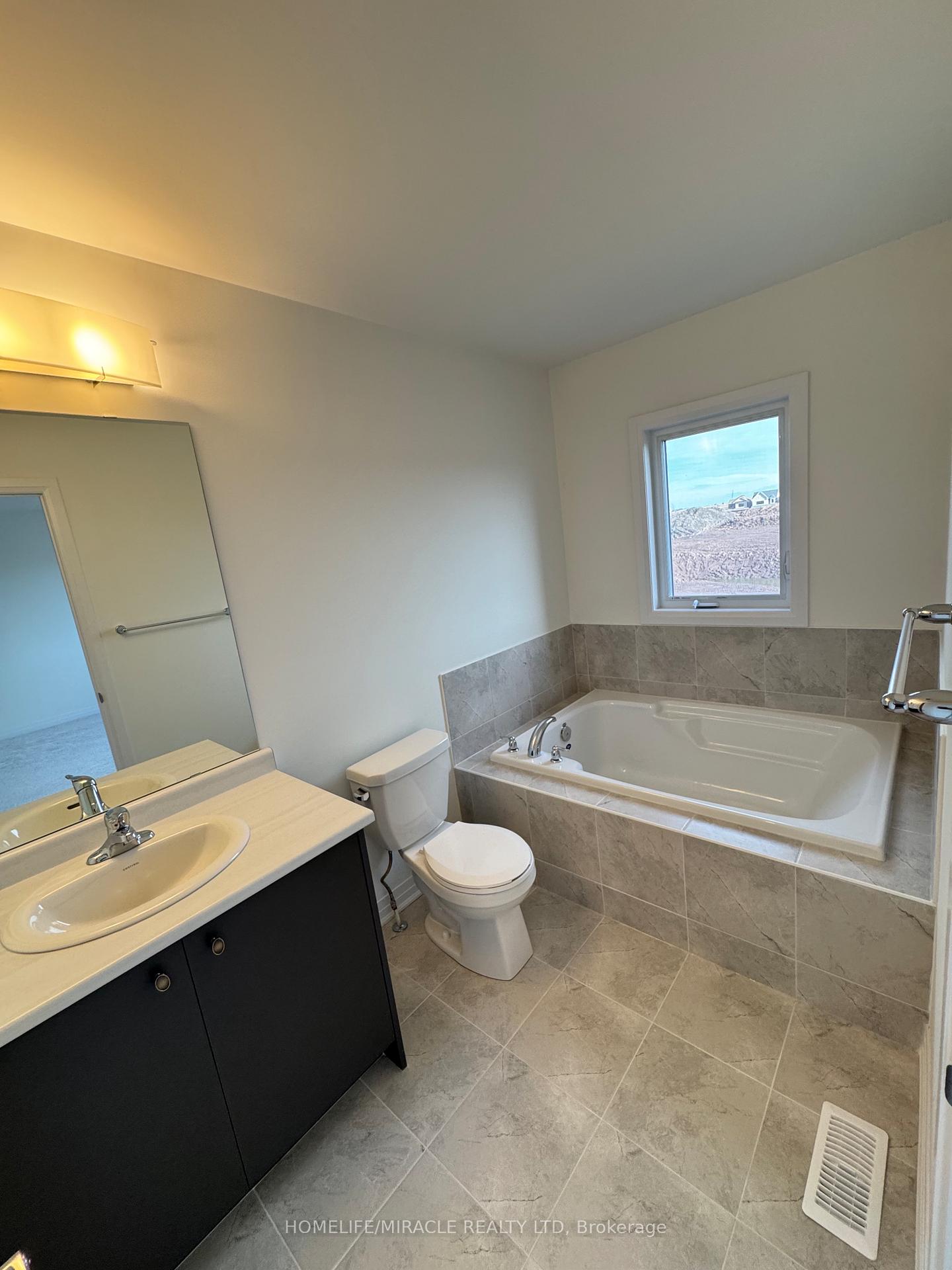 Photo 10 of 224 Port Crescent, Welland, Dain City — HOMEH