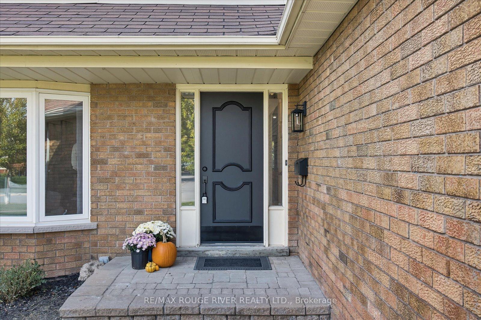 Photo 2 of 14 Erickson Drive, Whitby, Blue Grass Meadows — HOMEH
