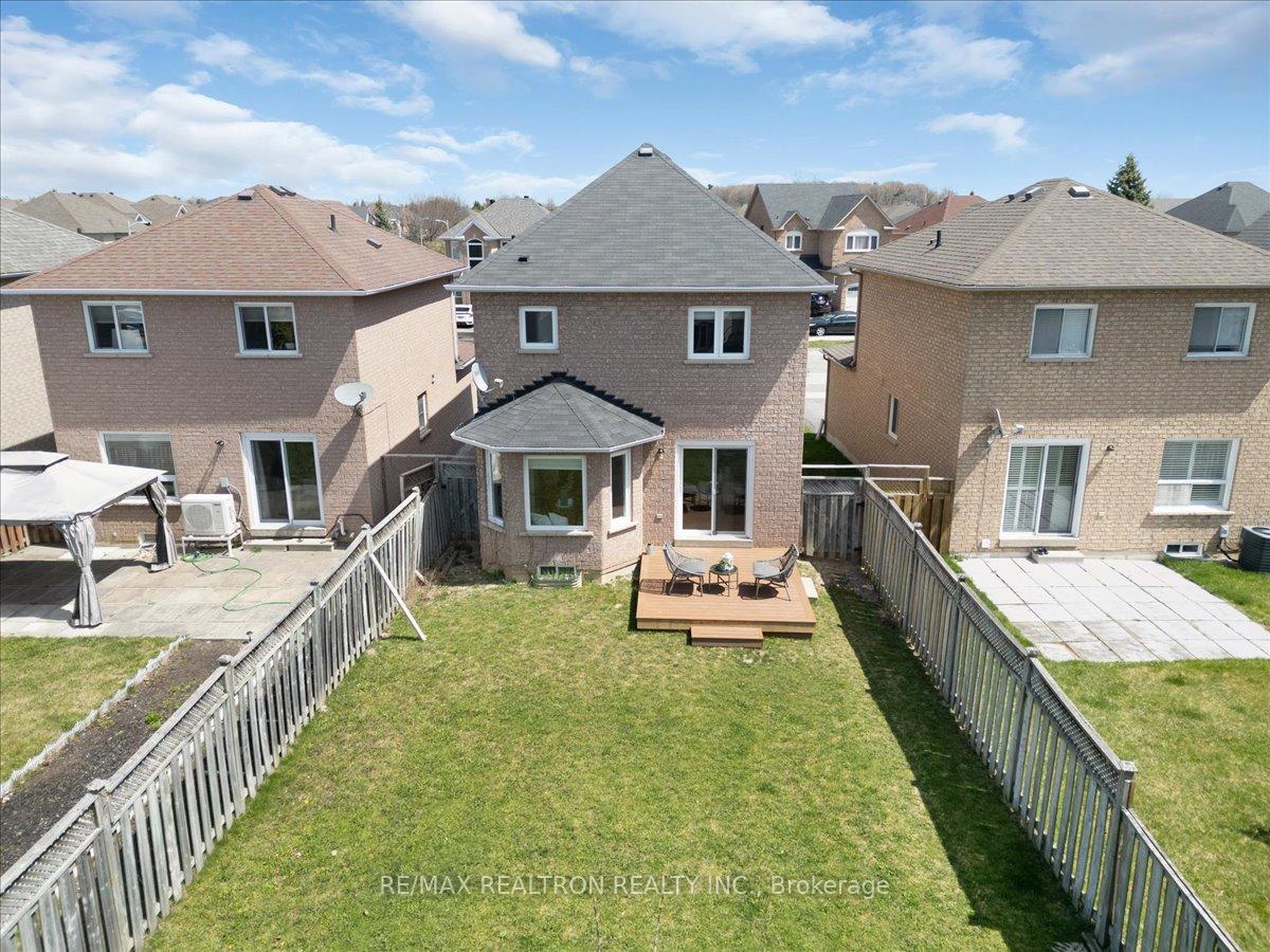 Photo 2 of 176 Hawker Road, Vaughan, Maple — HOMEH