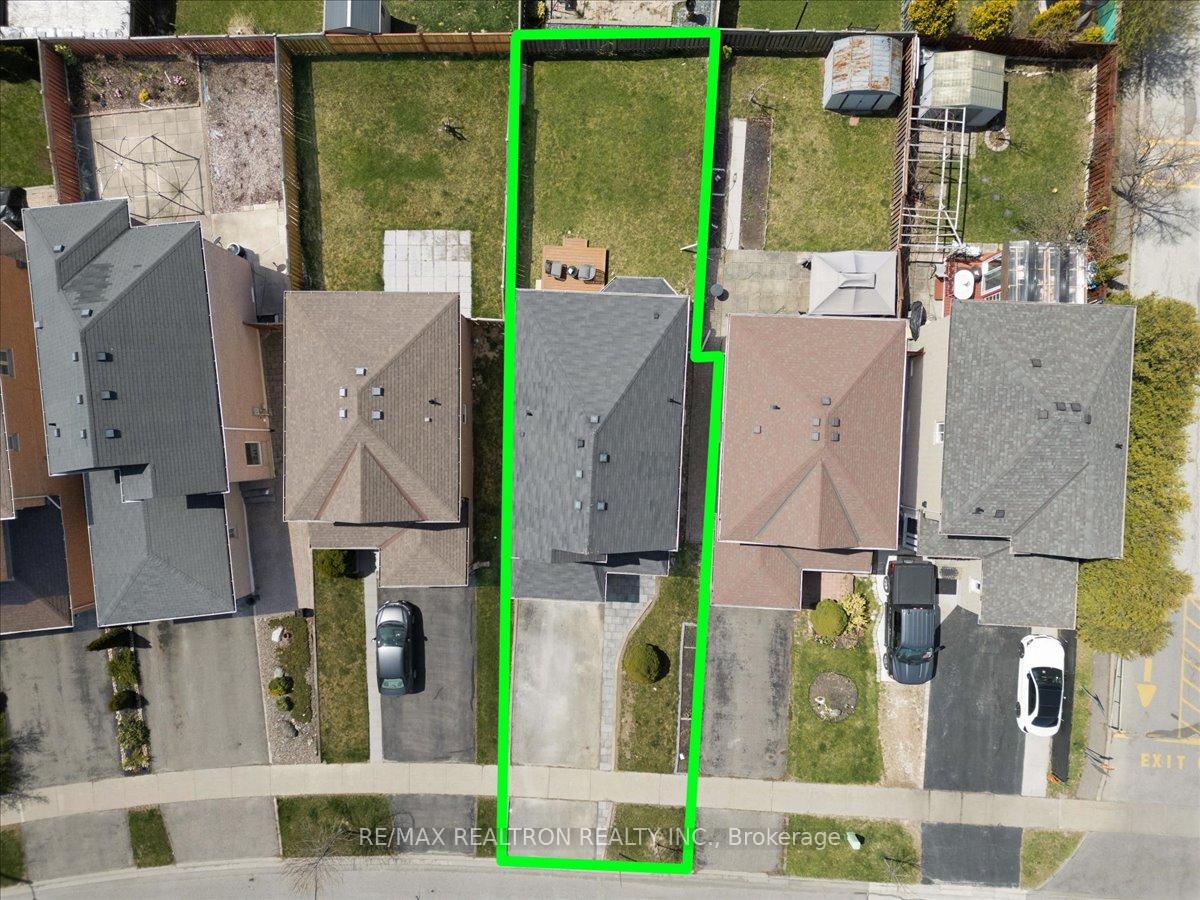 Photo 3 of 176 Hawker Road, Vaughan, Maple — HOMEH