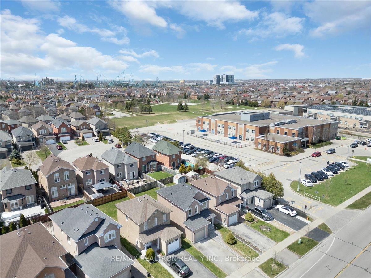 Photo 4 of 176 Hawker Road, Vaughan, Maple — HOMEH