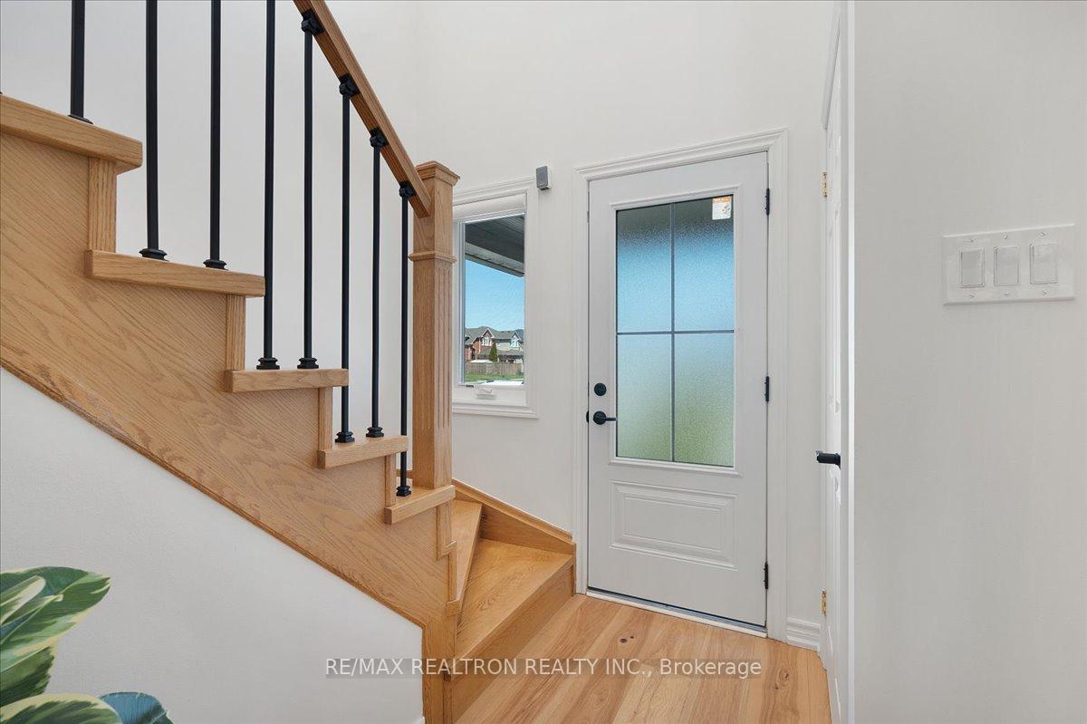 Photo 5 of 176 Hawker Road, Vaughan, Maple — HOMEH