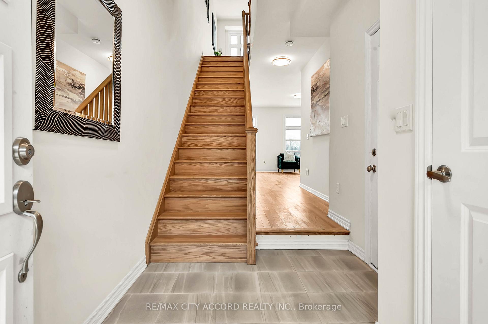 Photo 2 of 87 Inverary Crescent, Vaughan, Elder Mills — HOMEH