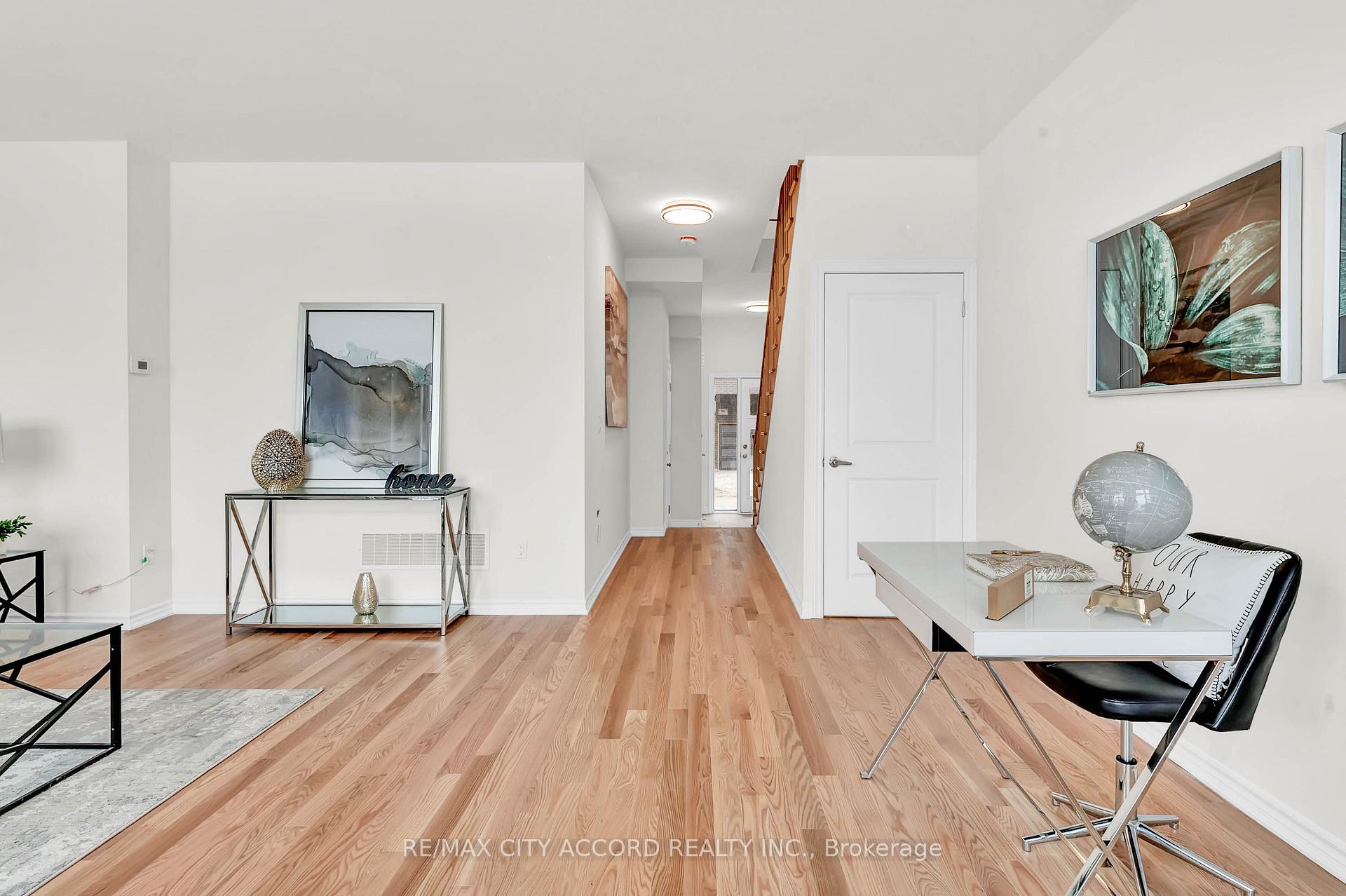 Photo 4 of 87 Inverary Crescent, Vaughan, Elder Mills — HOMEH