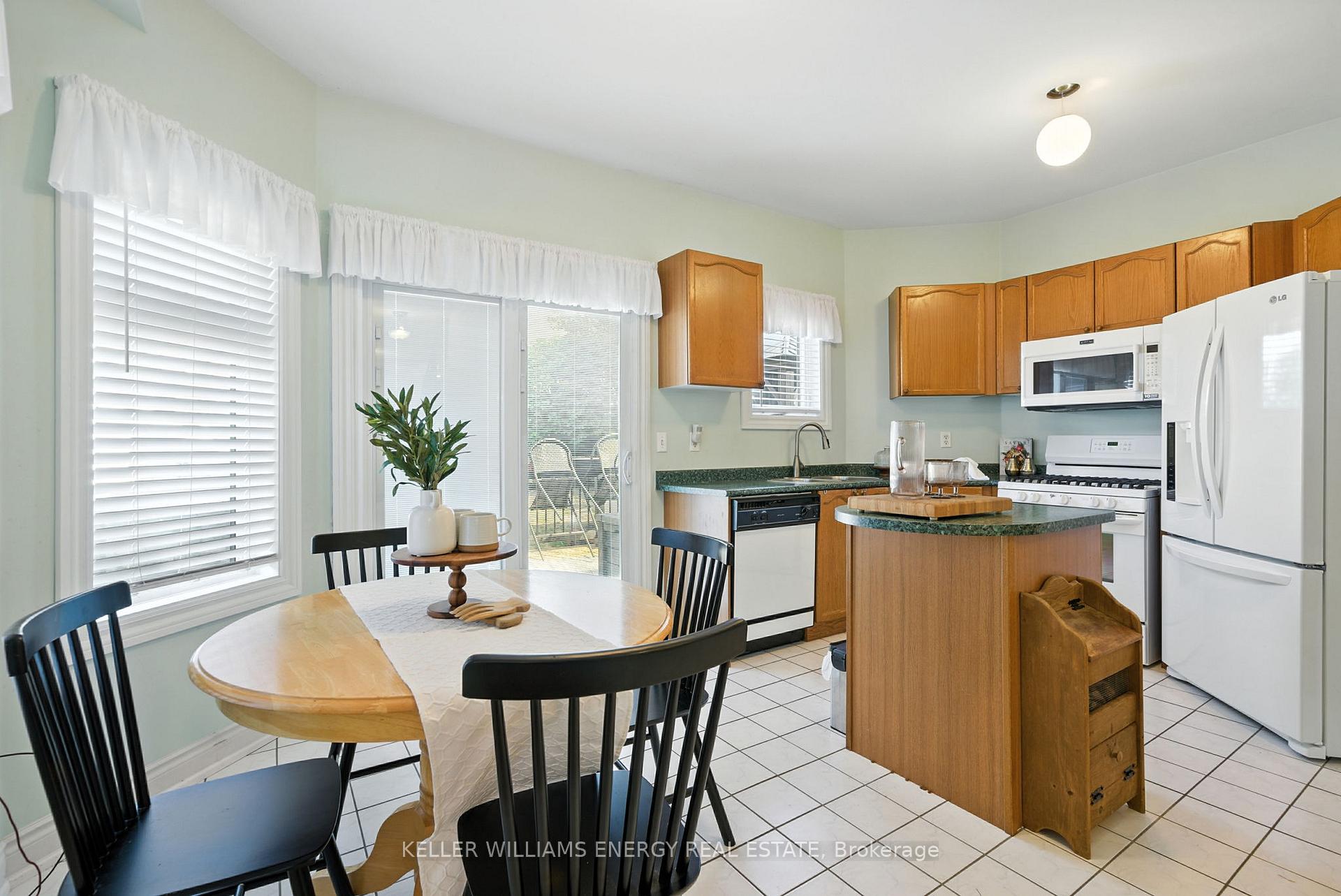 Photo 5 of 14 Bach Avenue, Whitby, Rolling Acres — HOMEH