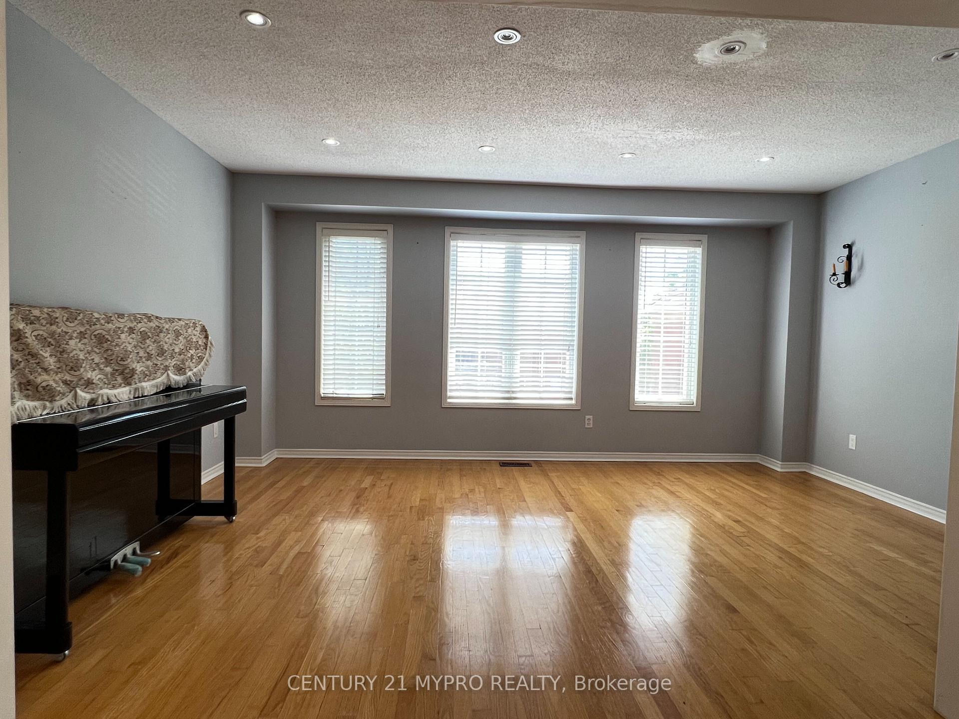 Photo 2 of 202 Yellowood Circle, Vaughan, Patterson — HOMEH