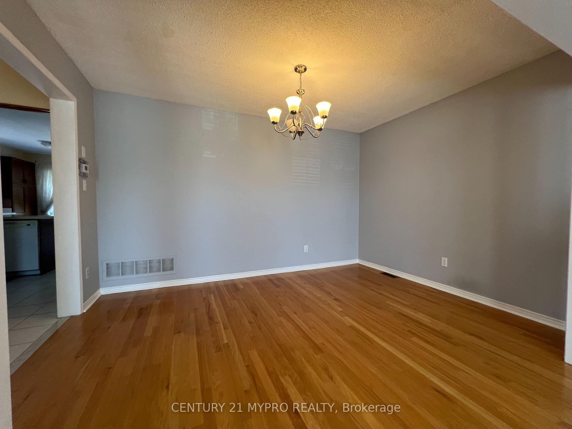 Photo 3 of 202 Yellowood Circle, Vaughan, Patterson — HOMEH