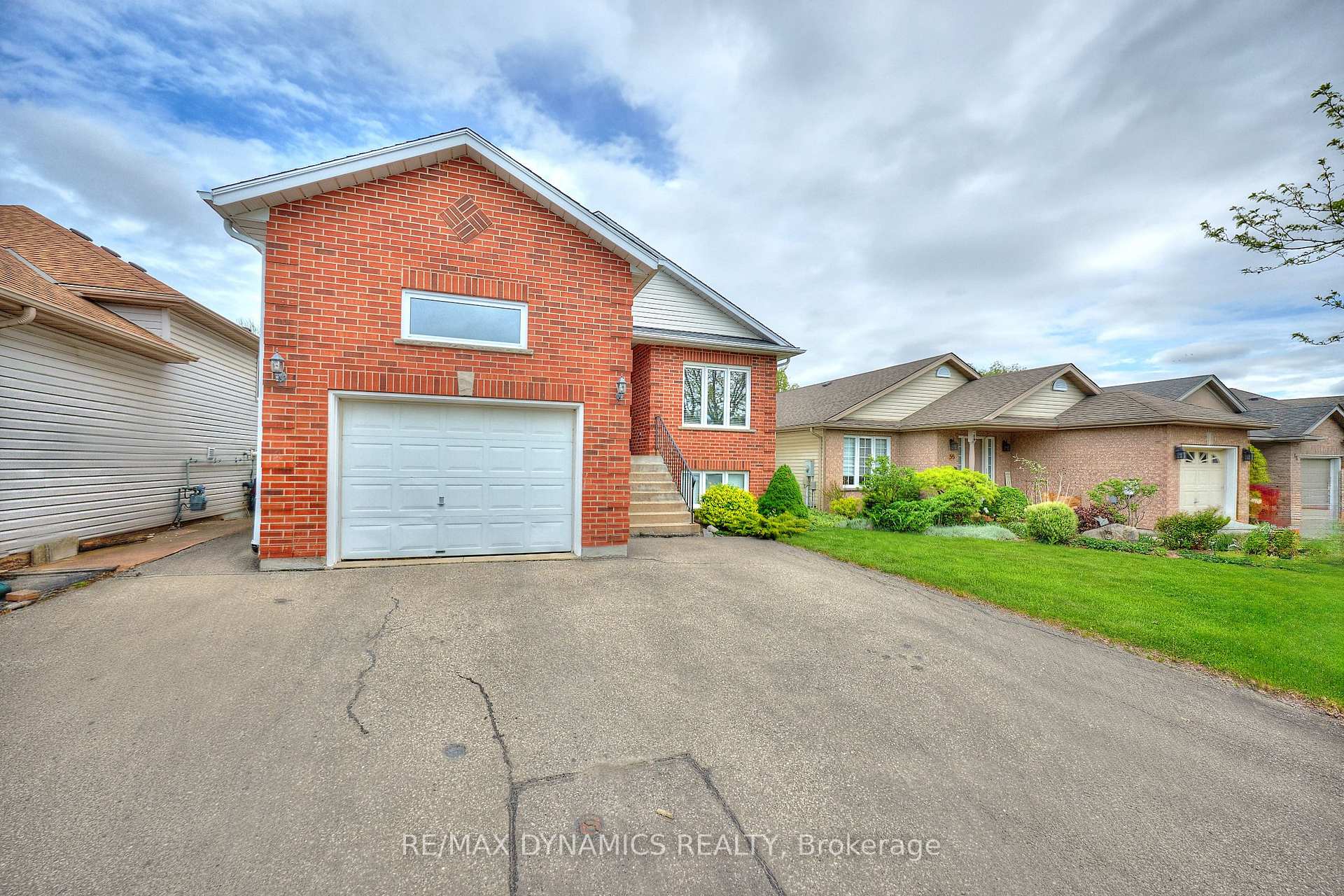 Photo 2 of 48 Gretel Place, Welland, N. Welland — HOMEH
