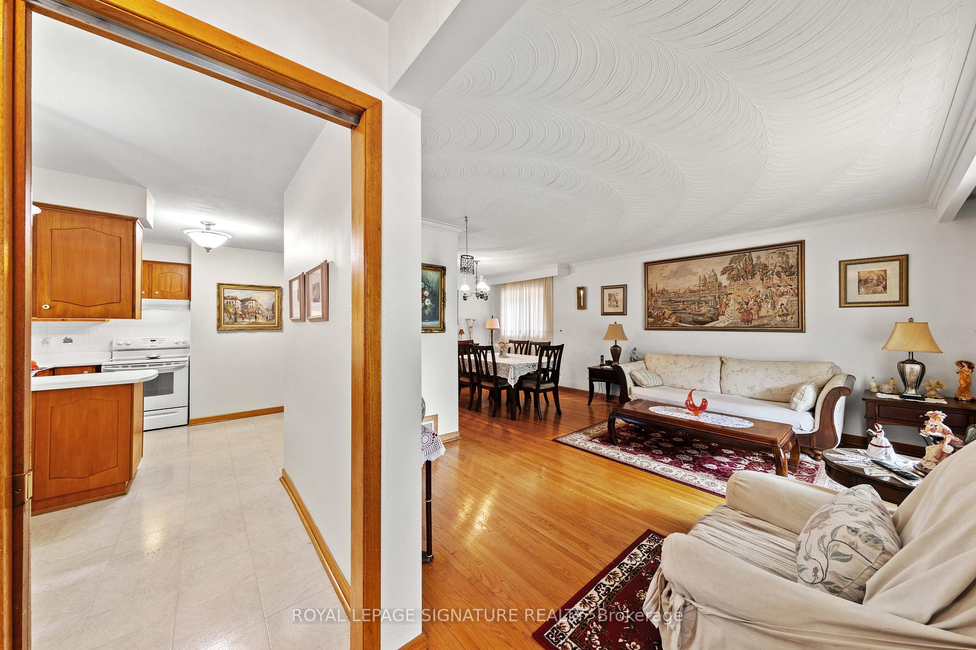 Photo 8 of 29 Woodview Road, Vaughan, East Woodbridge — HOMEH