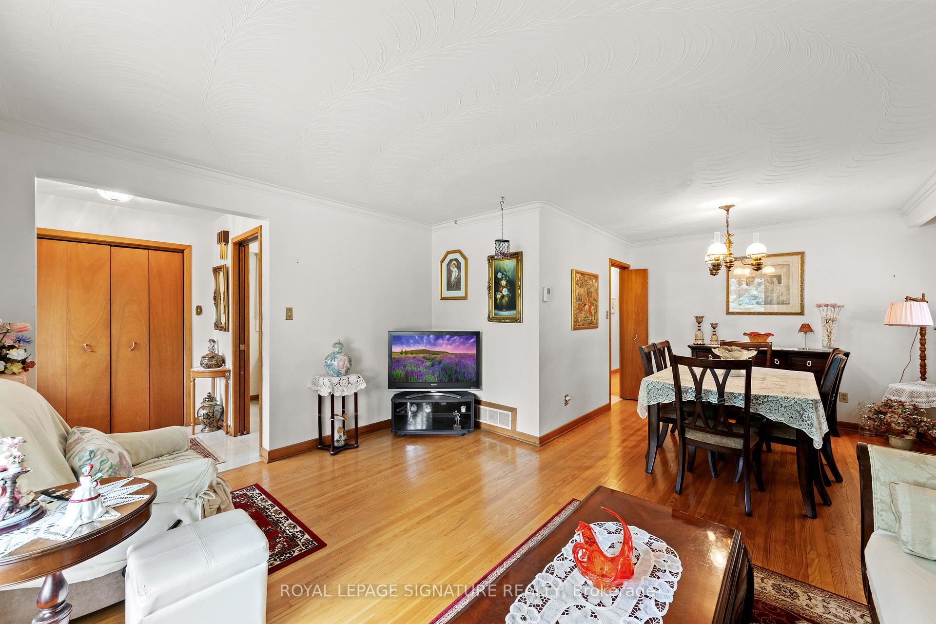 Photo 13 of 29 Woodview Road, Vaughan, East Woodbridge — HOMEH