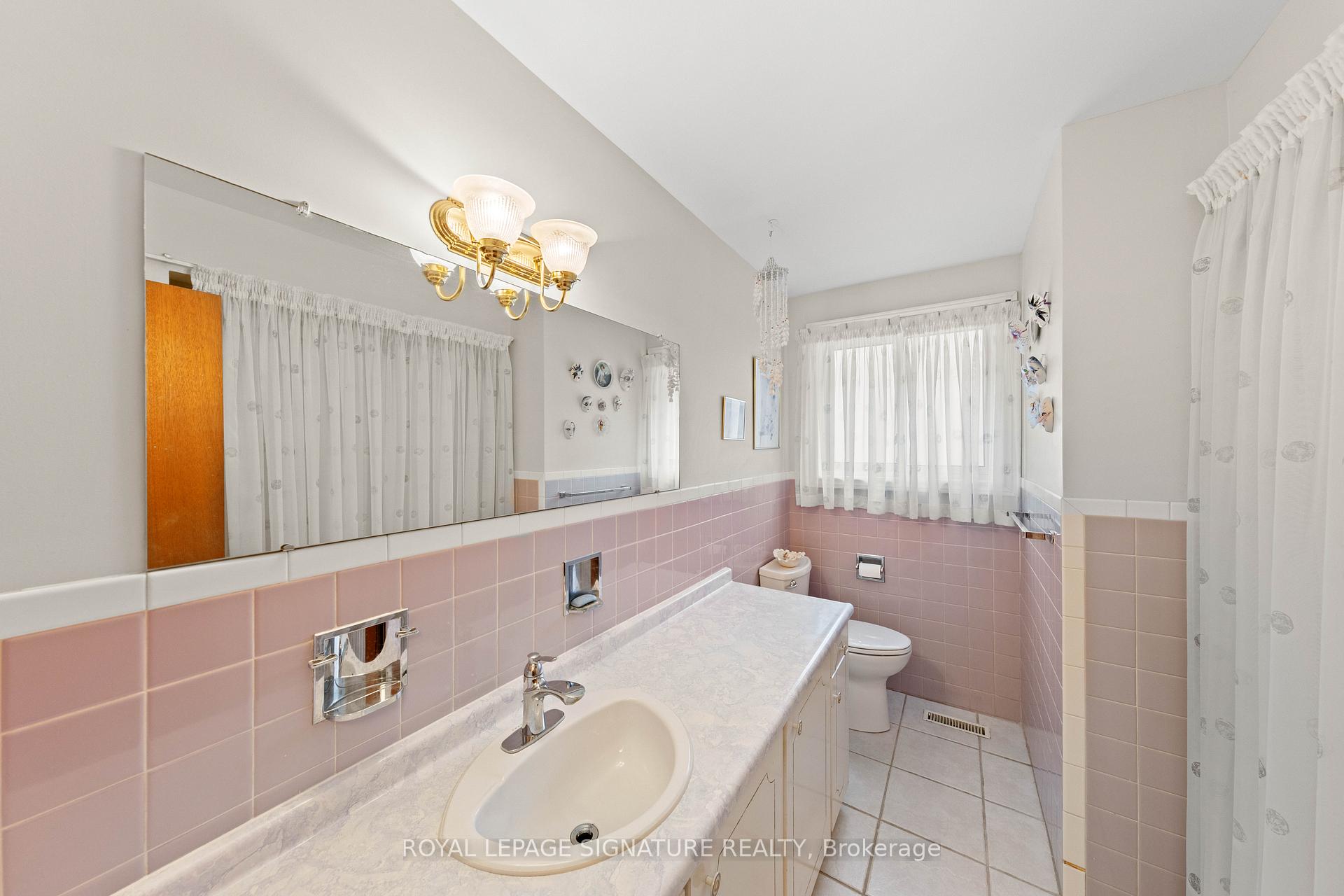 Photo 23 of 29 Woodview Road, Vaughan, East Woodbridge — HOMEH