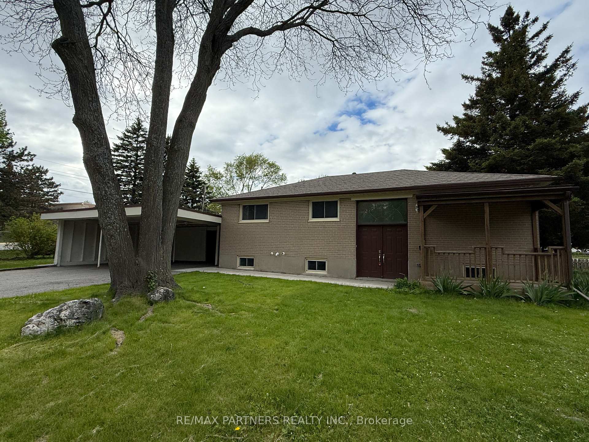 Photo 3 of 77 Foreht Crescent, Aurora, Aurora Heights — HOMEH