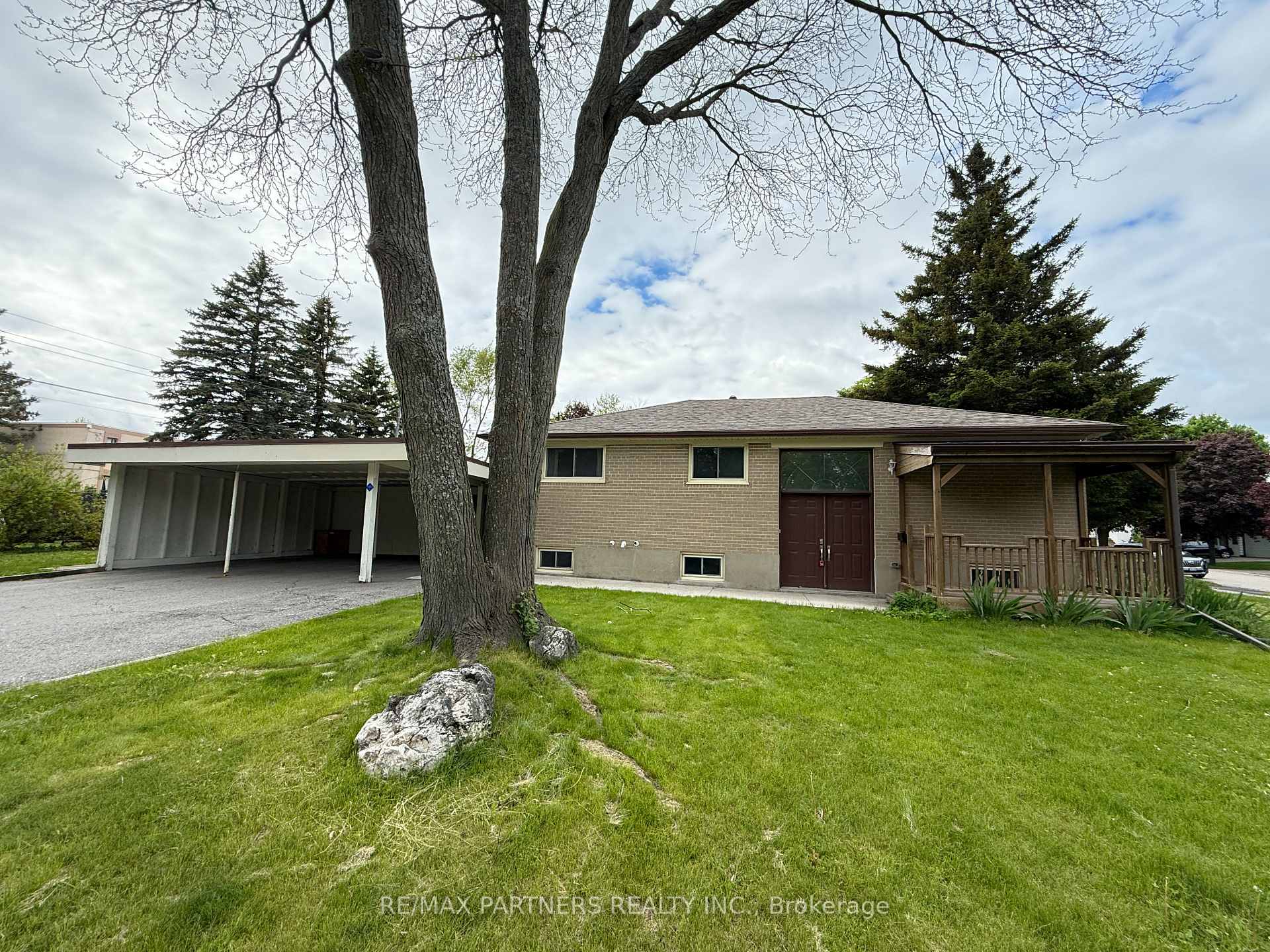 Photo 2 of 77 Foreht Crescent, Aurora, Aurora Heights — HOMEH