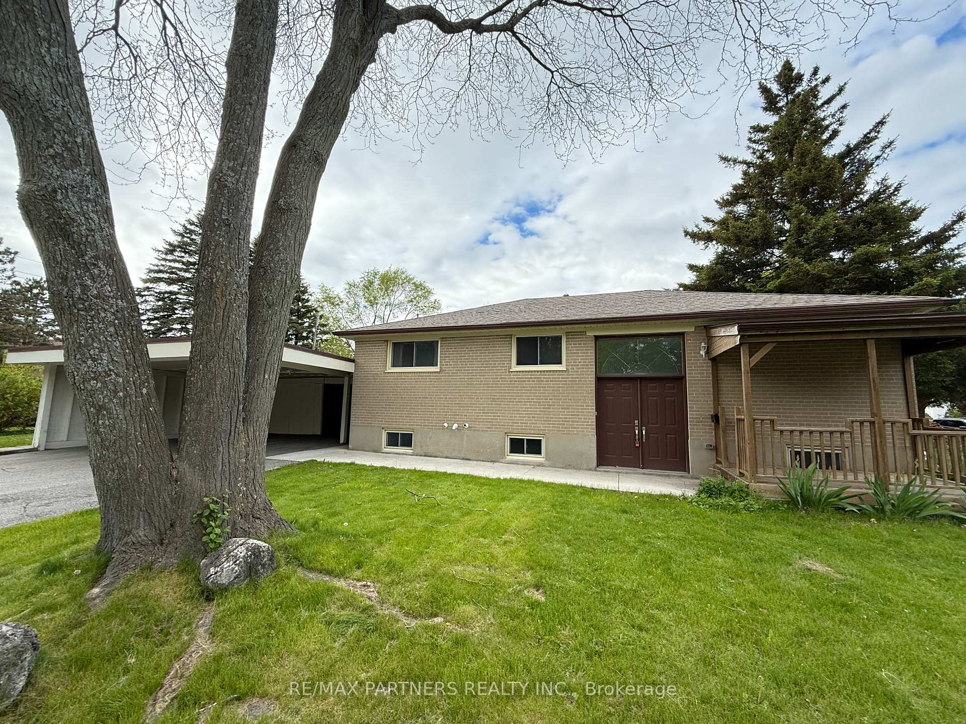 Photo 6 of 77 Foreht Crescent, Aurora, Aurora Heights — HOMEH