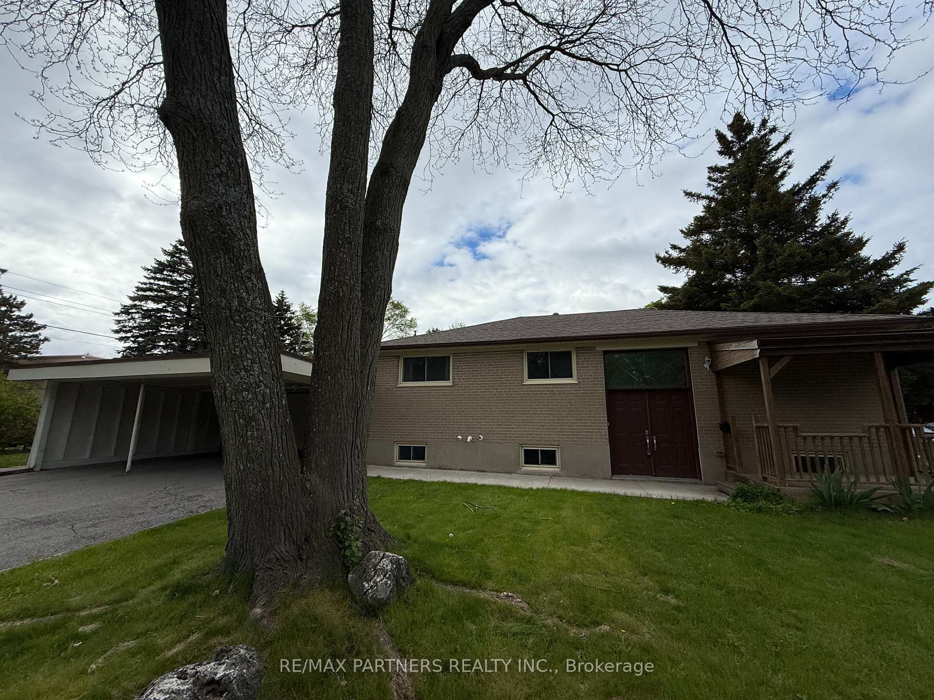 Photo 5 of 77 Foreht Crescent, Aurora, Aurora Heights — HOMEH