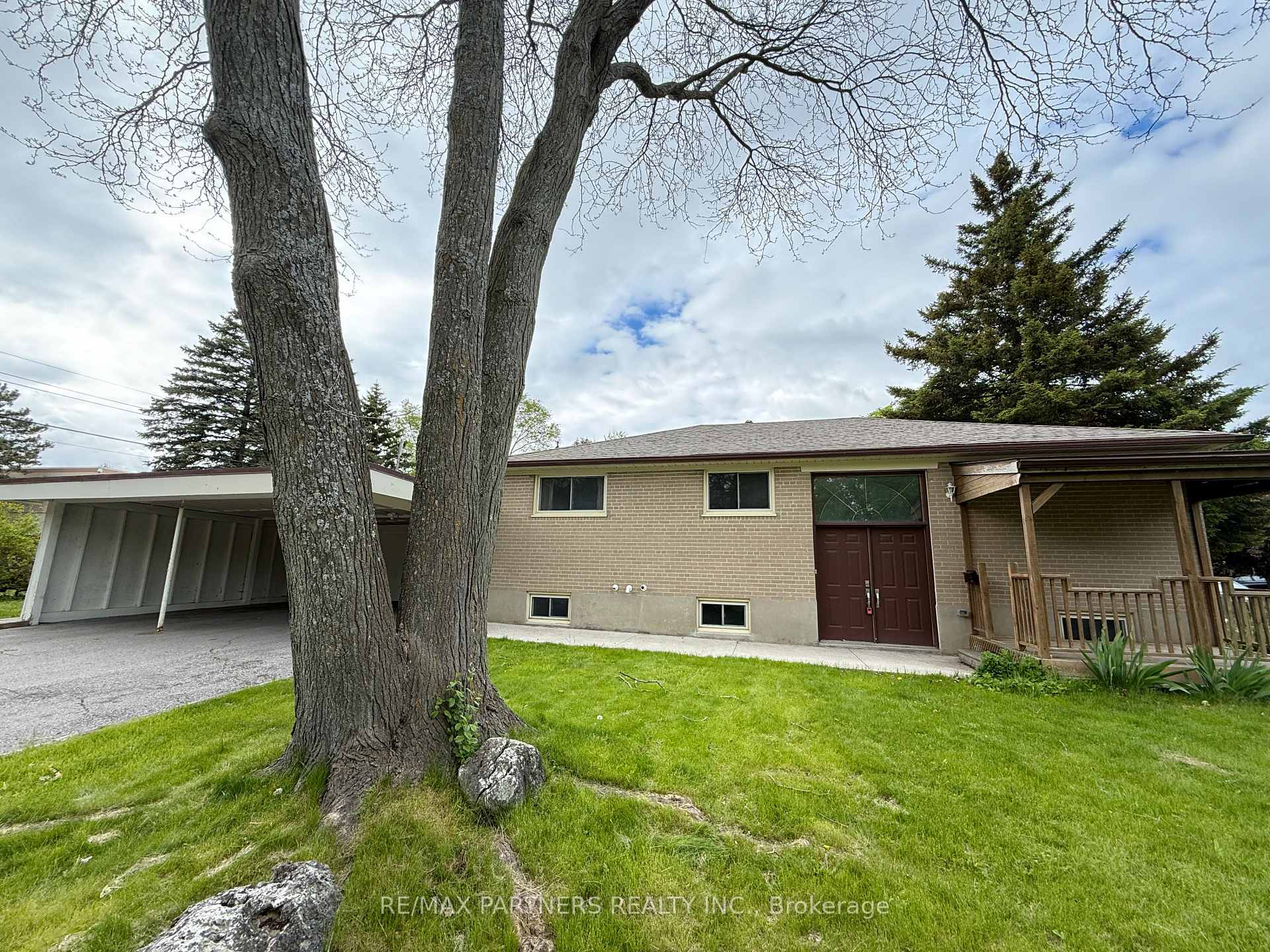 Photo 4 of 77 Foreht Crescent, Aurora, Aurora Heights — HOMEH