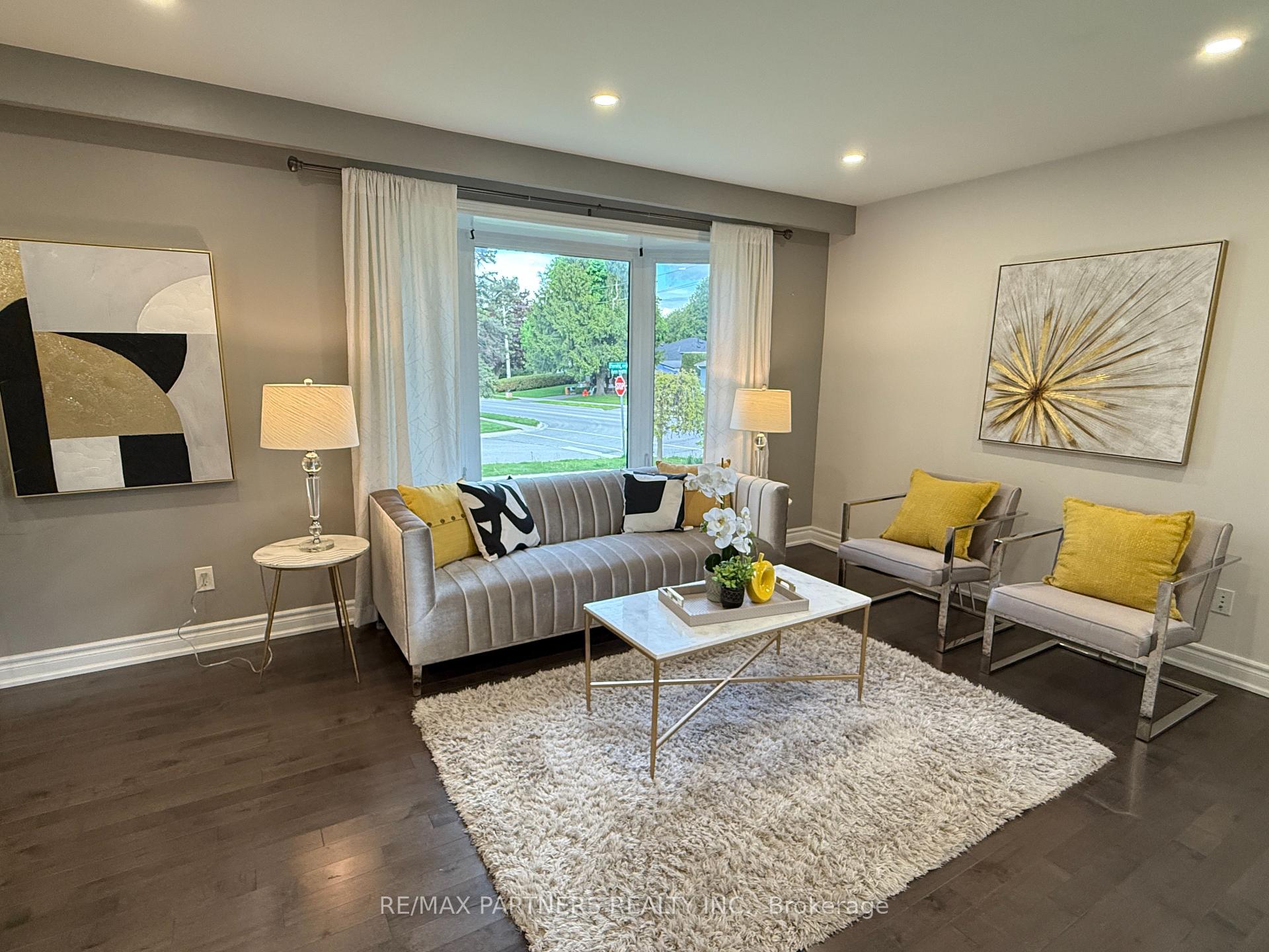 Photo 7 of 77 Foreht Crescent, Aurora, Aurora Heights — HOMEH