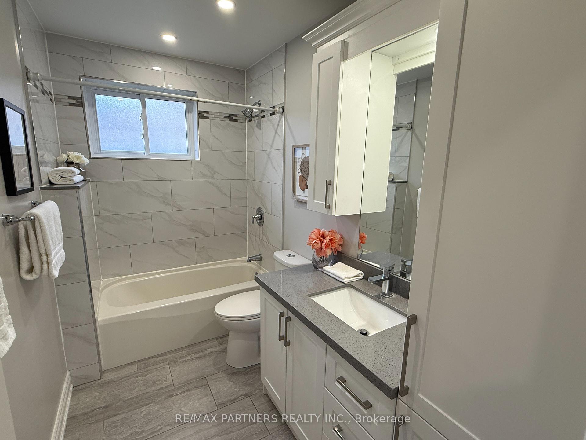 Photo 10 of 77 Foreht Crescent, Aurora, Aurora Heights — HOMEH