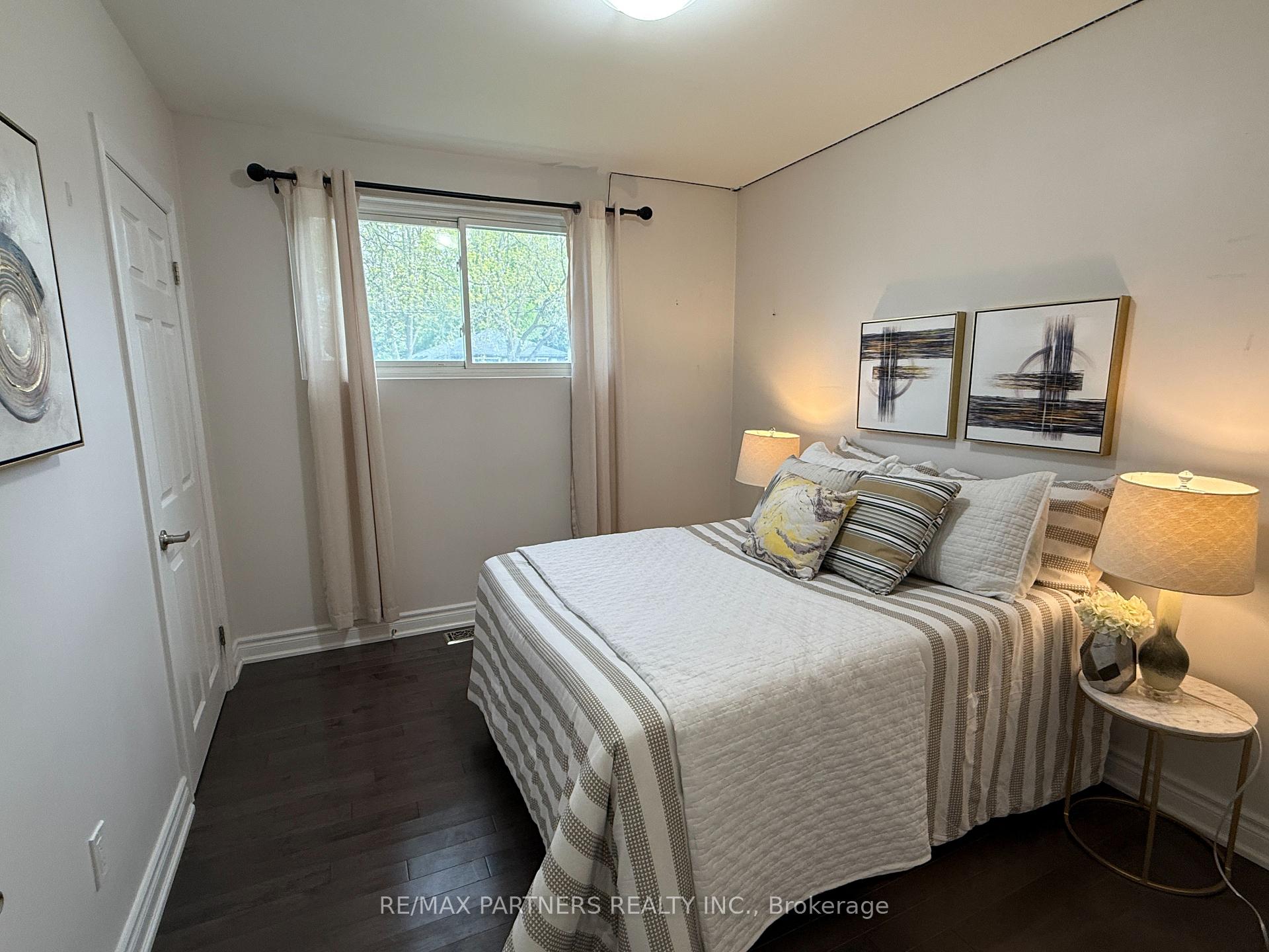 Photo 9 of 77 Foreht Crescent, Aurora, Aurora Heights — HOMEH
