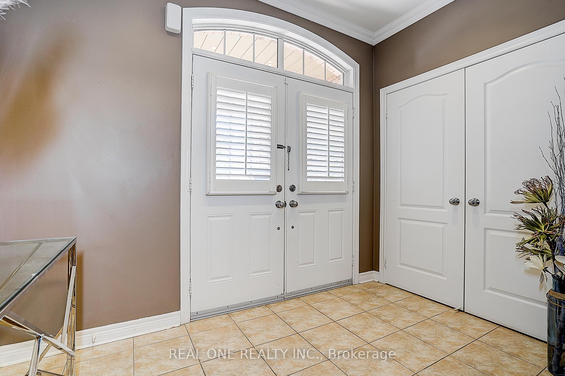 Photo 3 of 42 Donzi Lane, Vaughan, Patterson — HOMEH