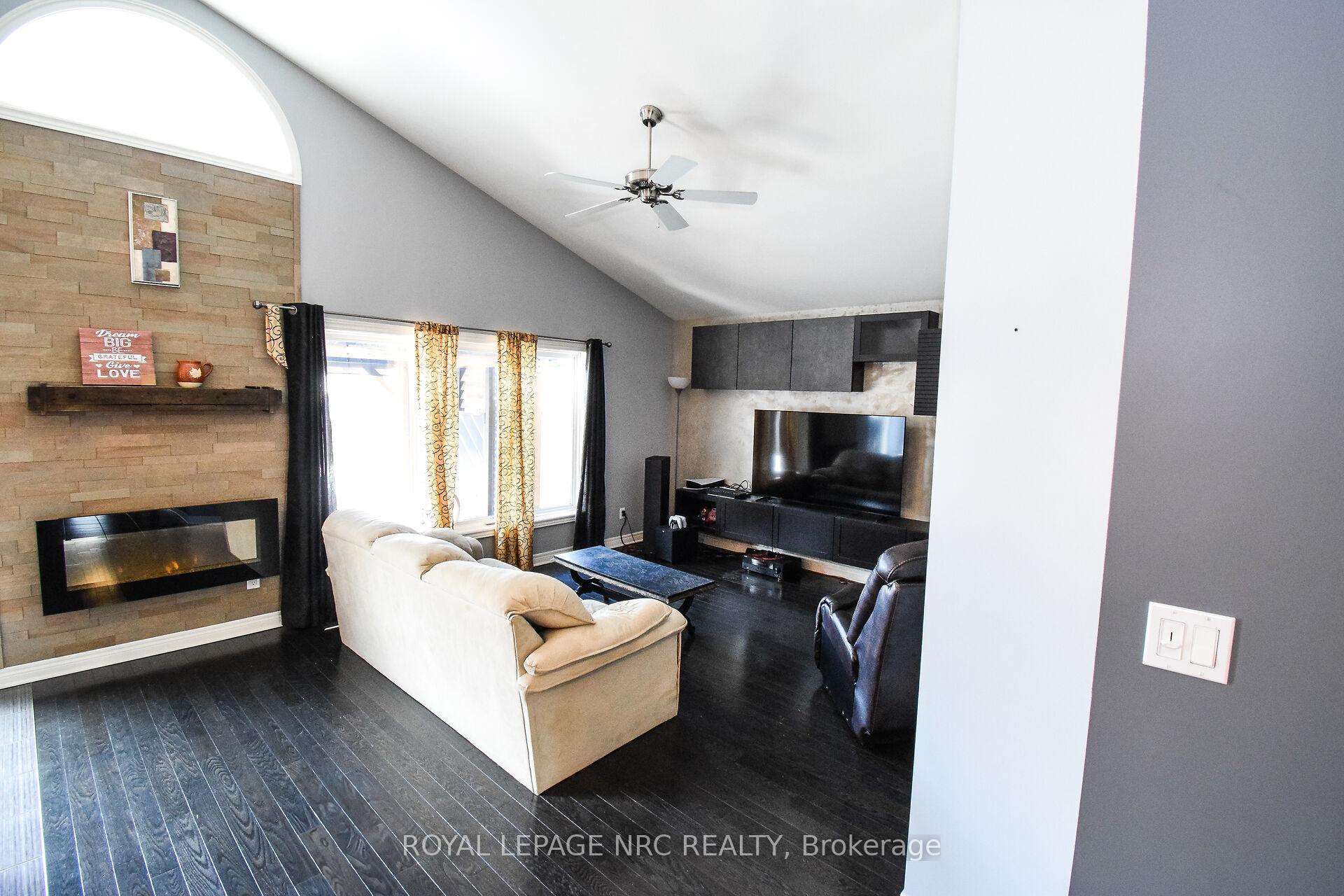 Photo 3 of 210 Classic Avenue, Welland, Lincoln/Crowland — HOMEH