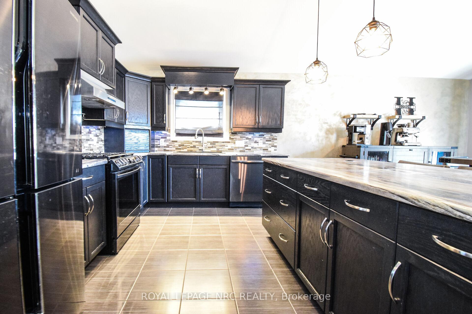 Photo 10 of 210 Classic Avenue, Welland, Lincoln/Crowland — HOMEH