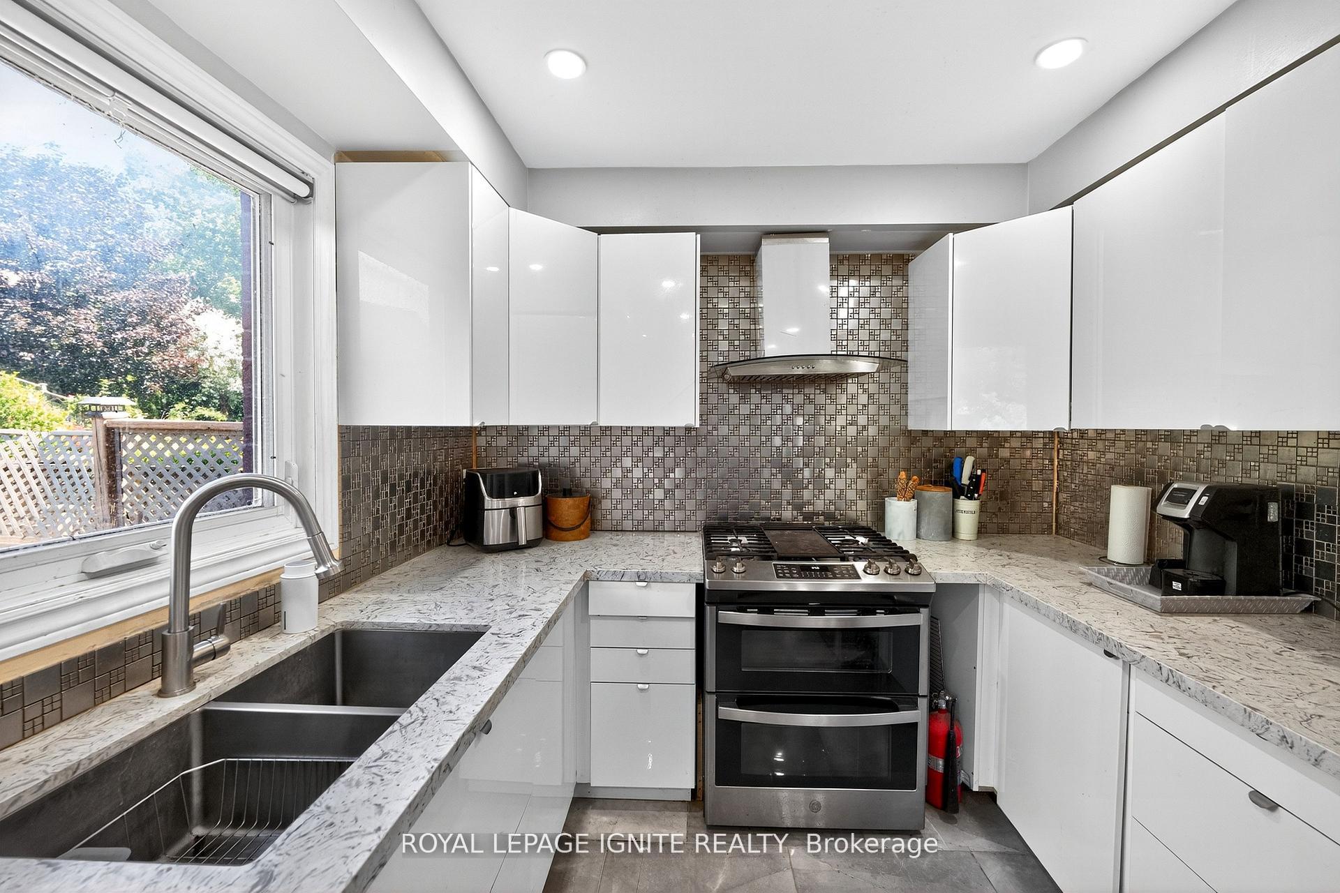 Photo 12 of 7 Ducatel Crescent, Ajax, Central — HOMEH
