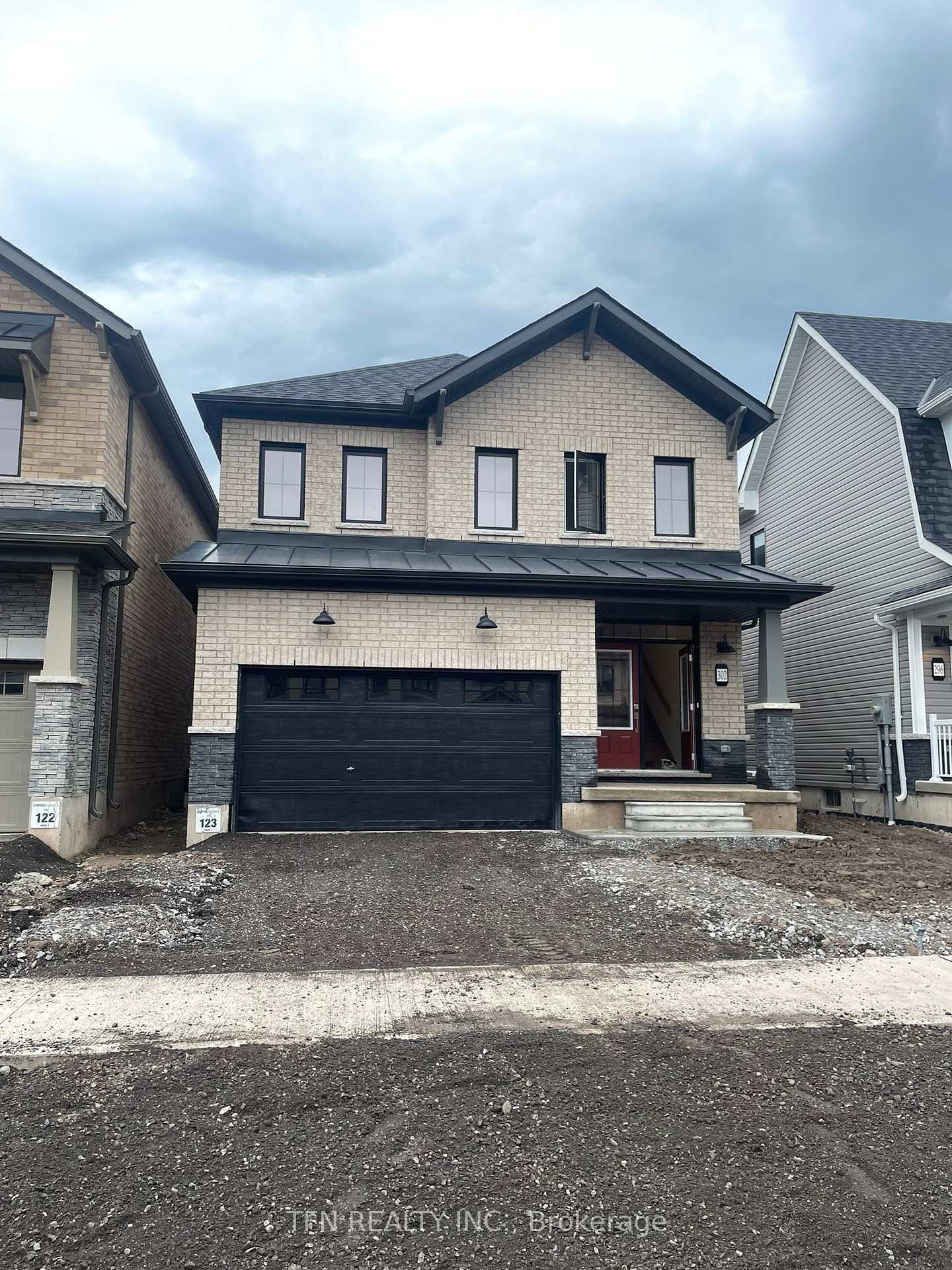 Photo 1 of 302 Port Crescent, Welland, Dain City — HOMEH