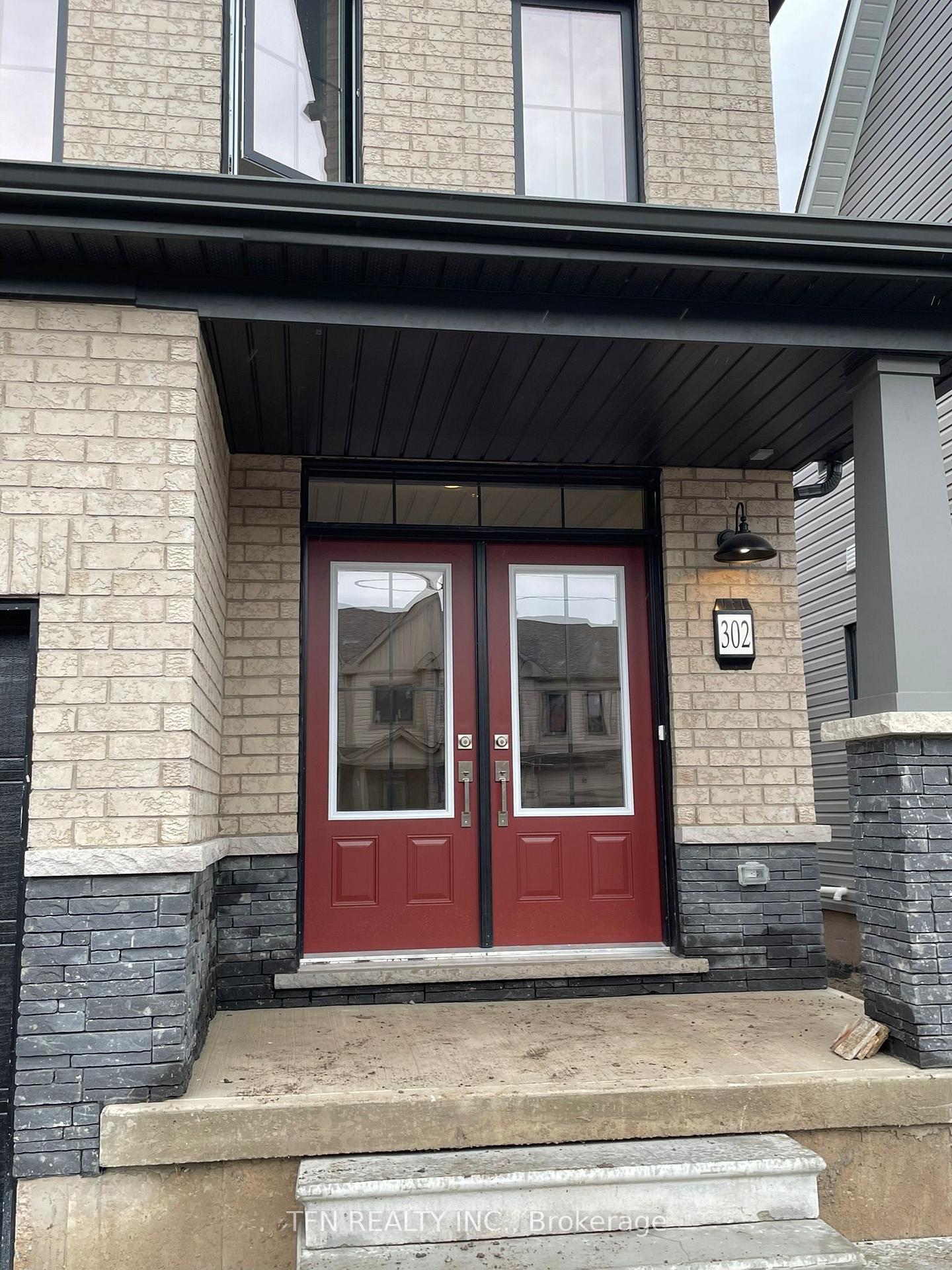 Photo 2 of 302 Port Crescent, Welland, Dain City — HOMEH