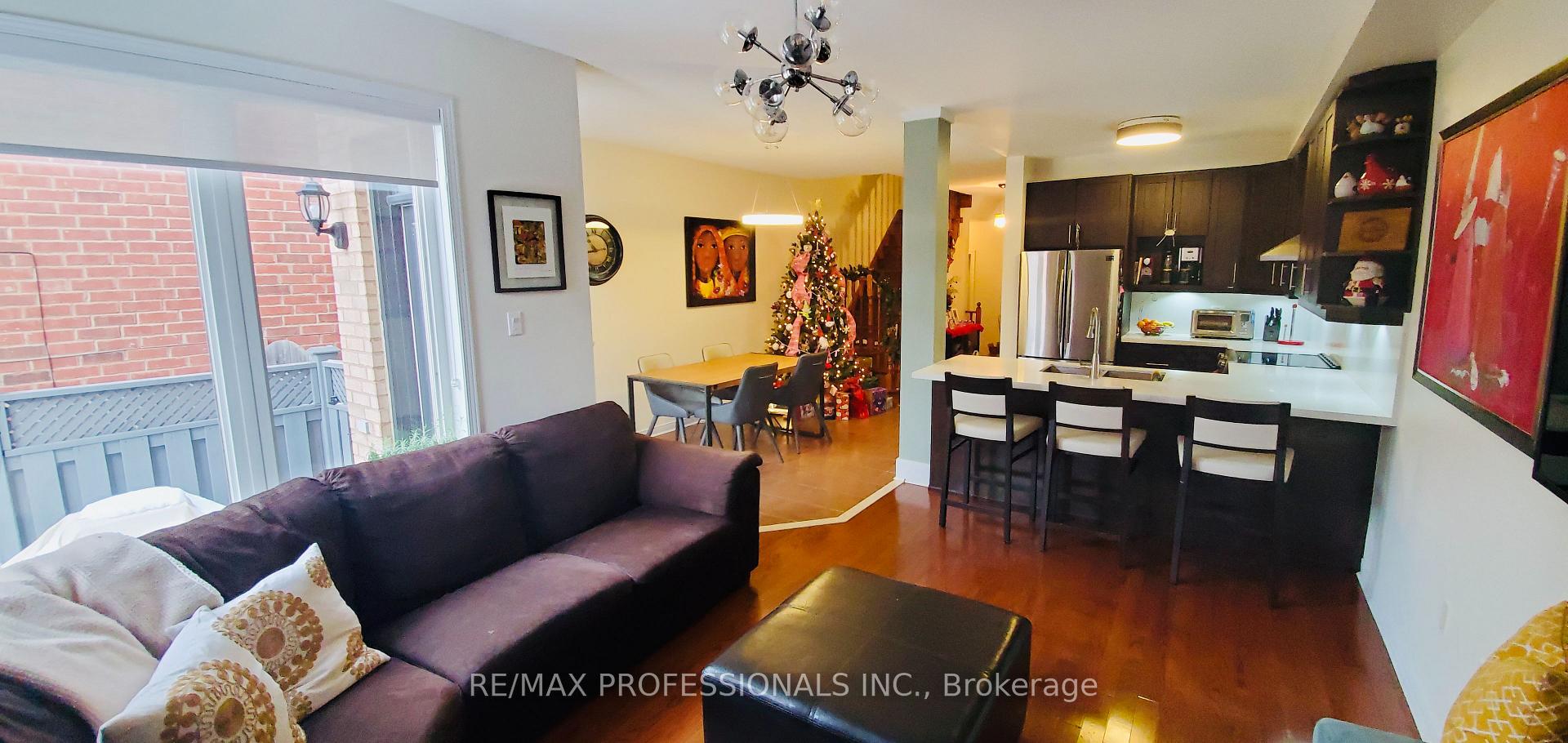 Photo 3 of 28 Laramie Crescent, Vaughan, Patterson — HOMEH