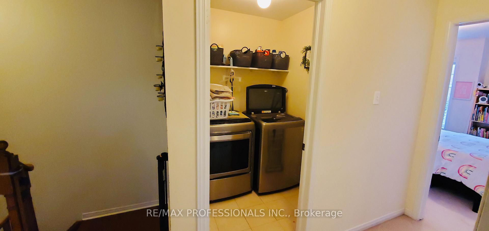 Photo 7 of 28 Laramie Crescent, Vaughan, Patterson — HOMEH