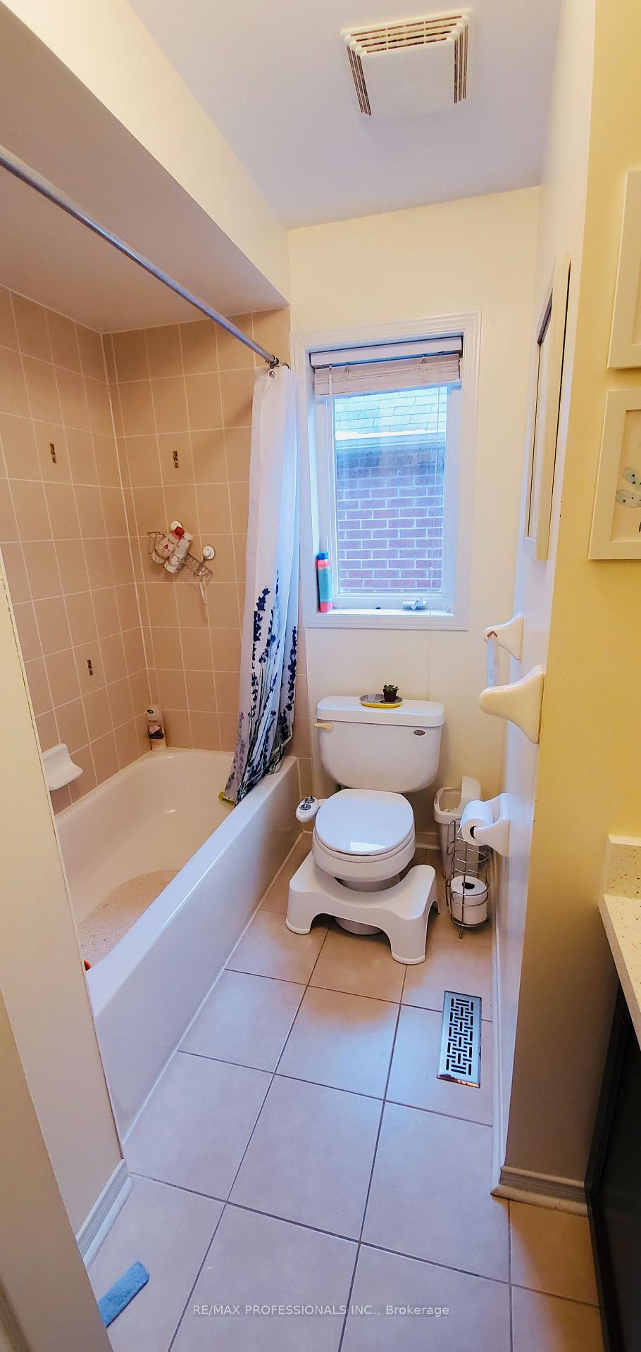 Photo 11 of 28 Laramie Crescent, Vaughan, Patterson — HOMEH