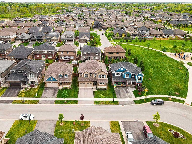 Photo 3 of 379 Silverwood Avenue E, Welland, Coyle Creek — HOMEH