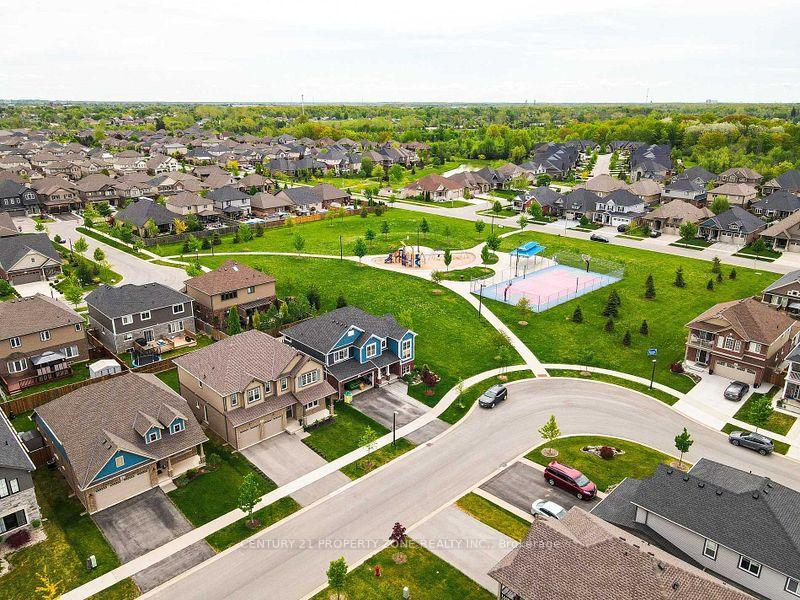 Photo 4 of 379 Silverwood Avenue E, Welland, Coyle Creek — HOMEH