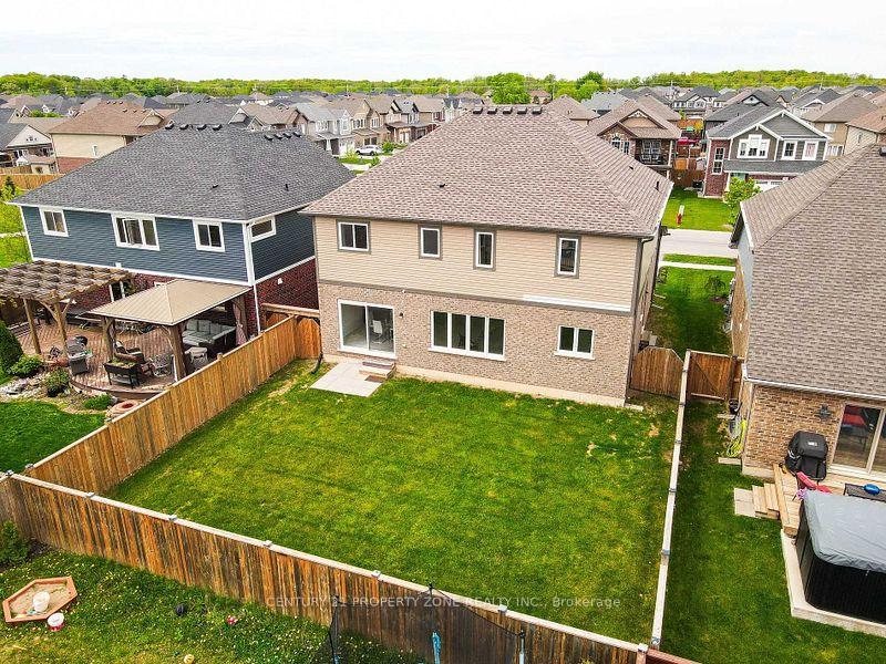 Photo 7 of 379 Silverwood Avenue E, Welland, Coyle Creek — HOMEH
