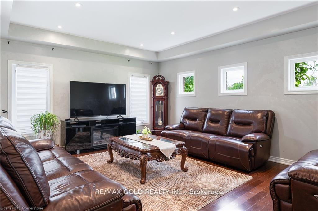 Photo 5 of 145 Cardinal Crescent, Welland, Coyle Creek — HOMEH