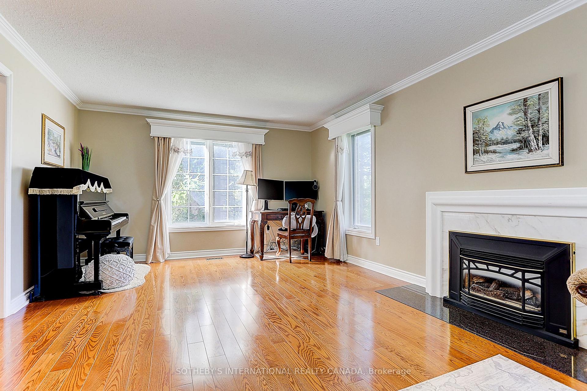 Photo 14 of 30 Hunters Glen Road, Aurora, Aurora Estates — HOMEH